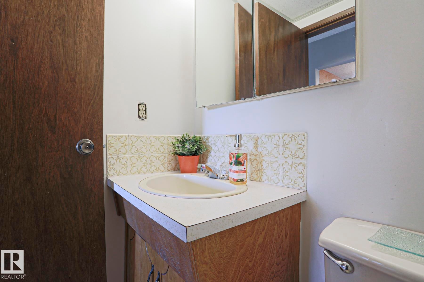 9324 80 Avenue, Edmonton, AB - Indoor Photo Showing Bathroom