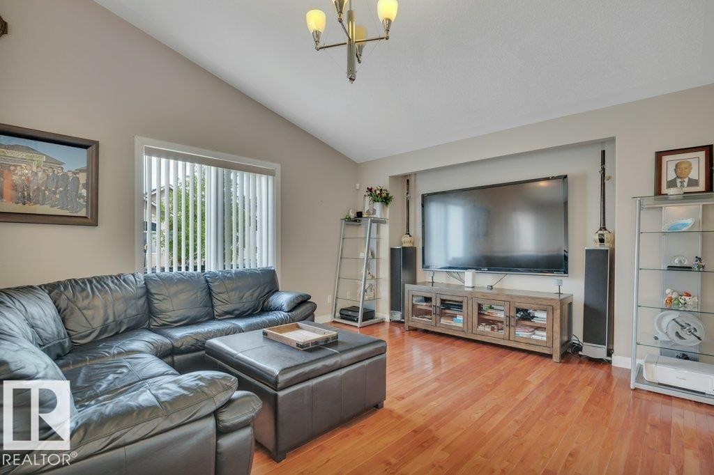 10632 180 Avenue, Edmonton, AB - Indoor Photo Showing Living Room