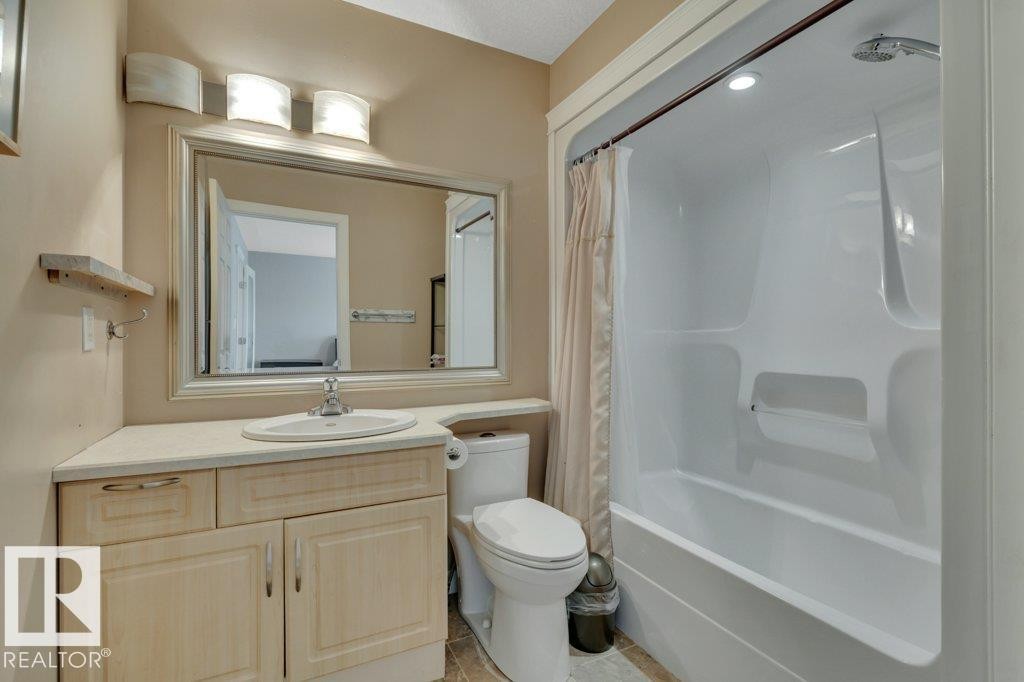 10632 180 Avenue, Edmonton, AB - Indoor Photo Showing Bathroom