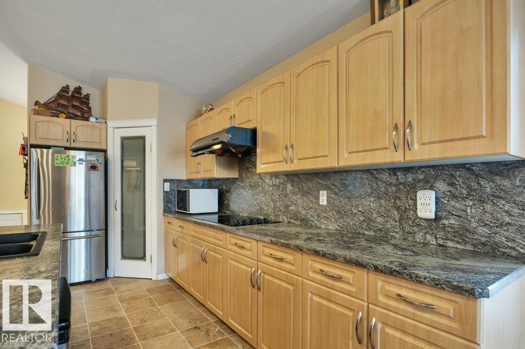 10632 180 Avenue, Edmonton, AB - Indoor Photo Showing Kitchen