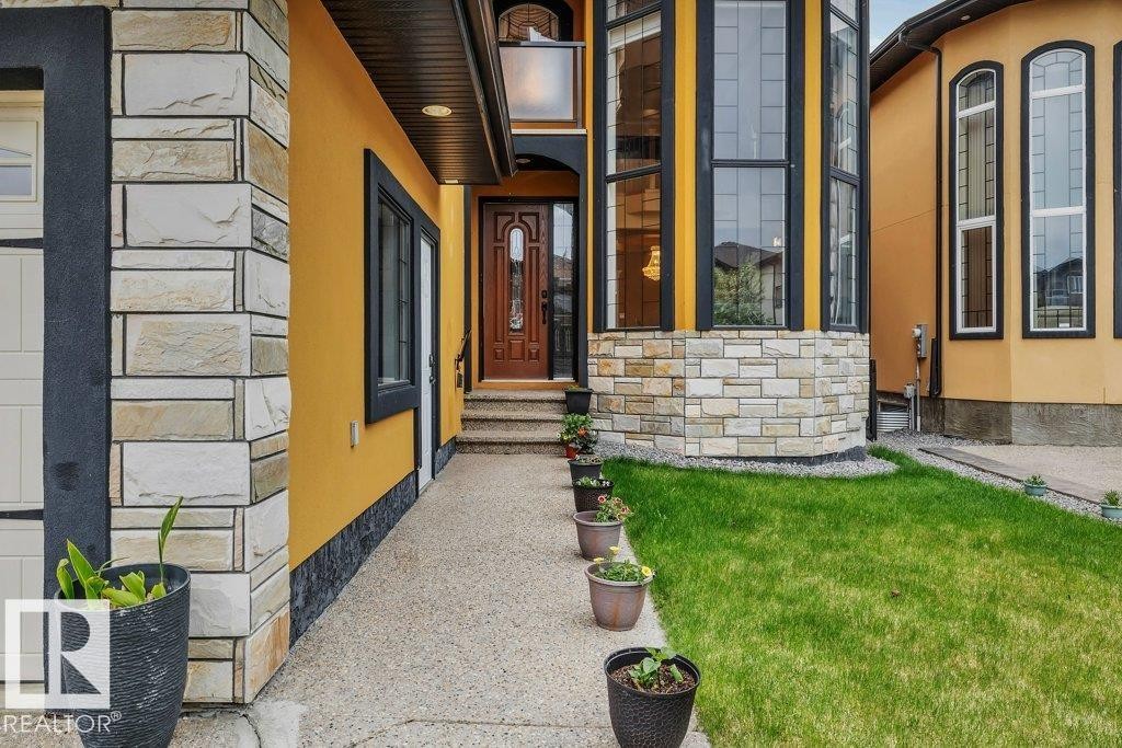 Stucco and stone facade with a prominent curved bay window - 816 Wildwood Crescent, Edmonton, AB - Outdoor