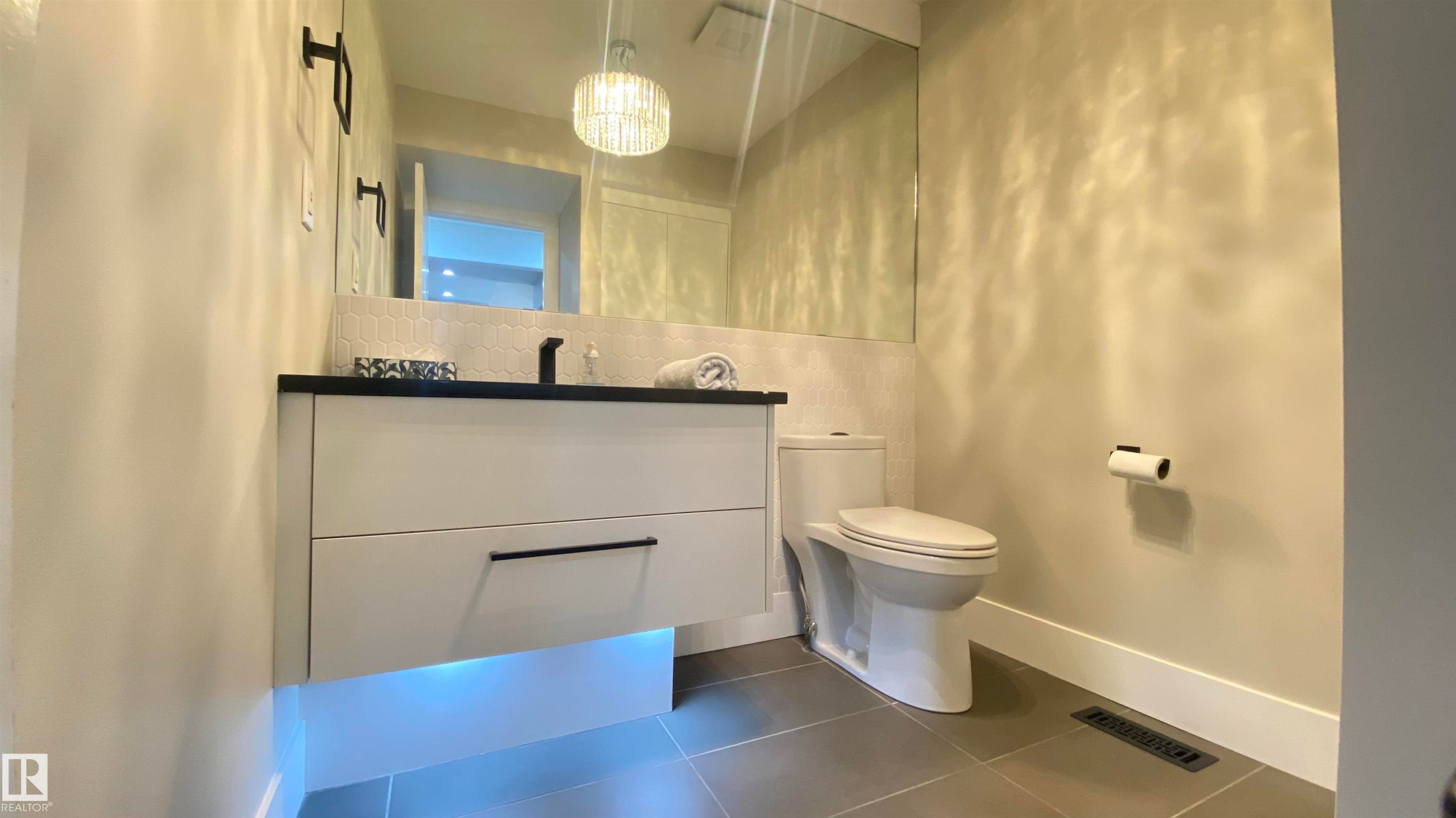 7604 181 Street, Edmonton, AB - Indoor Photo Showing Bathroom