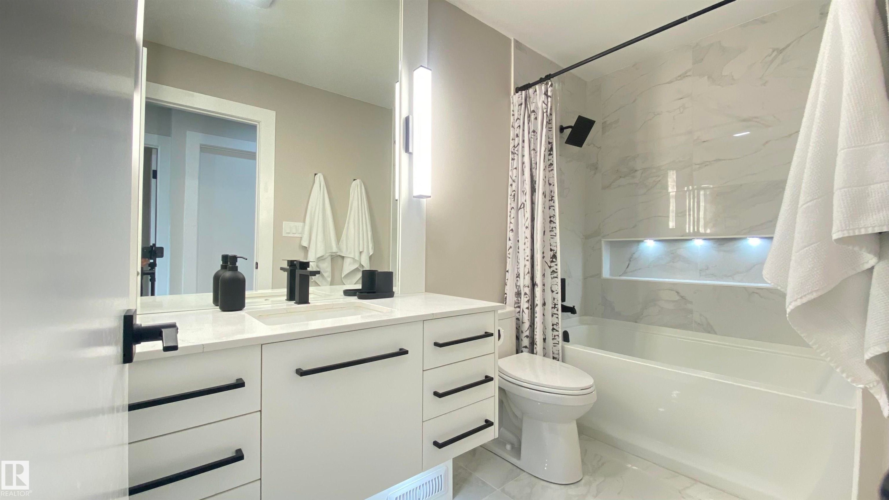 7604 181 Street, Edmonton, AB - Indoor Photo Showing Bathroom