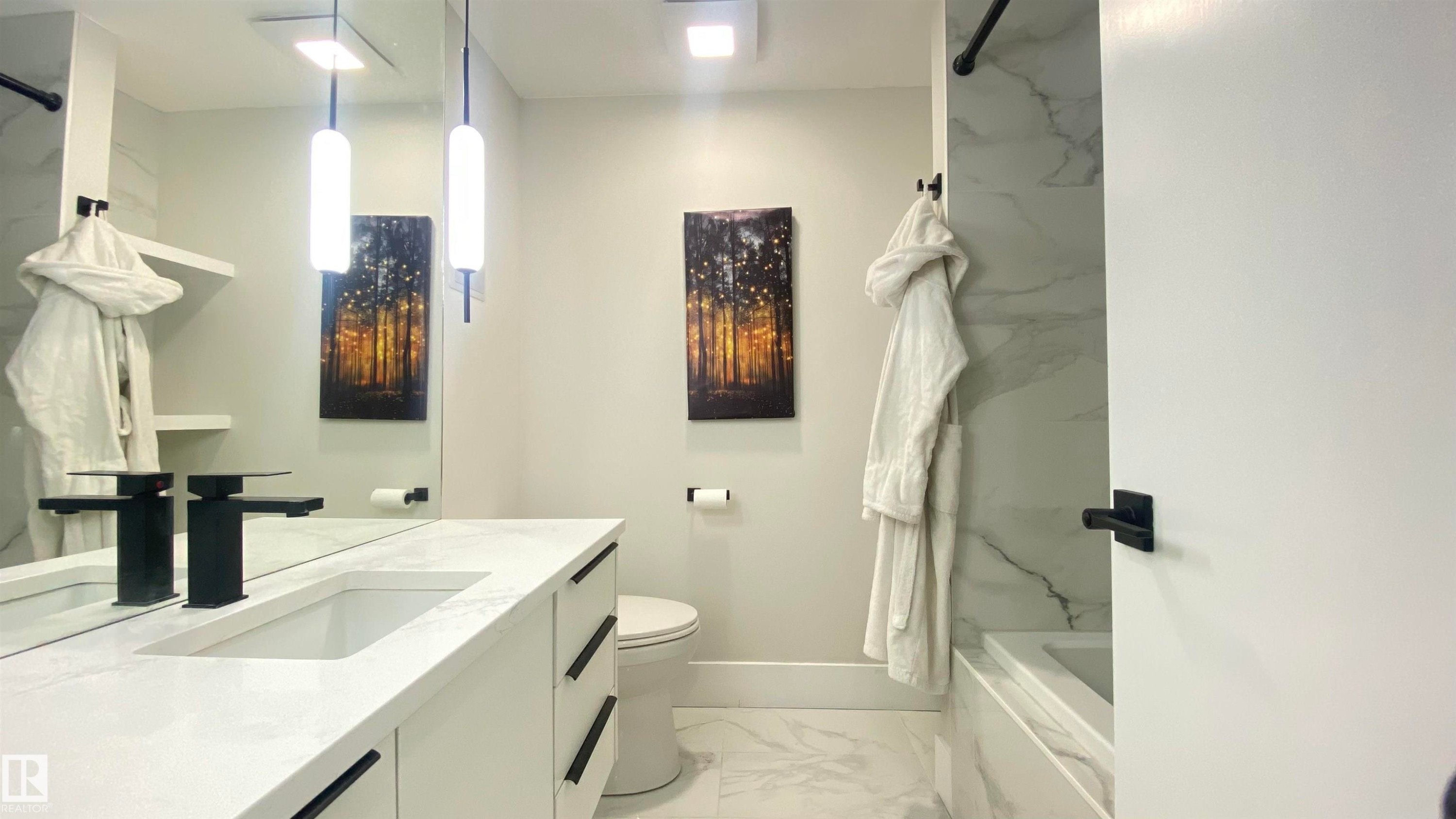 7604 181 Street, Edmonton, AB - Indoor Photo Showing Bathroom