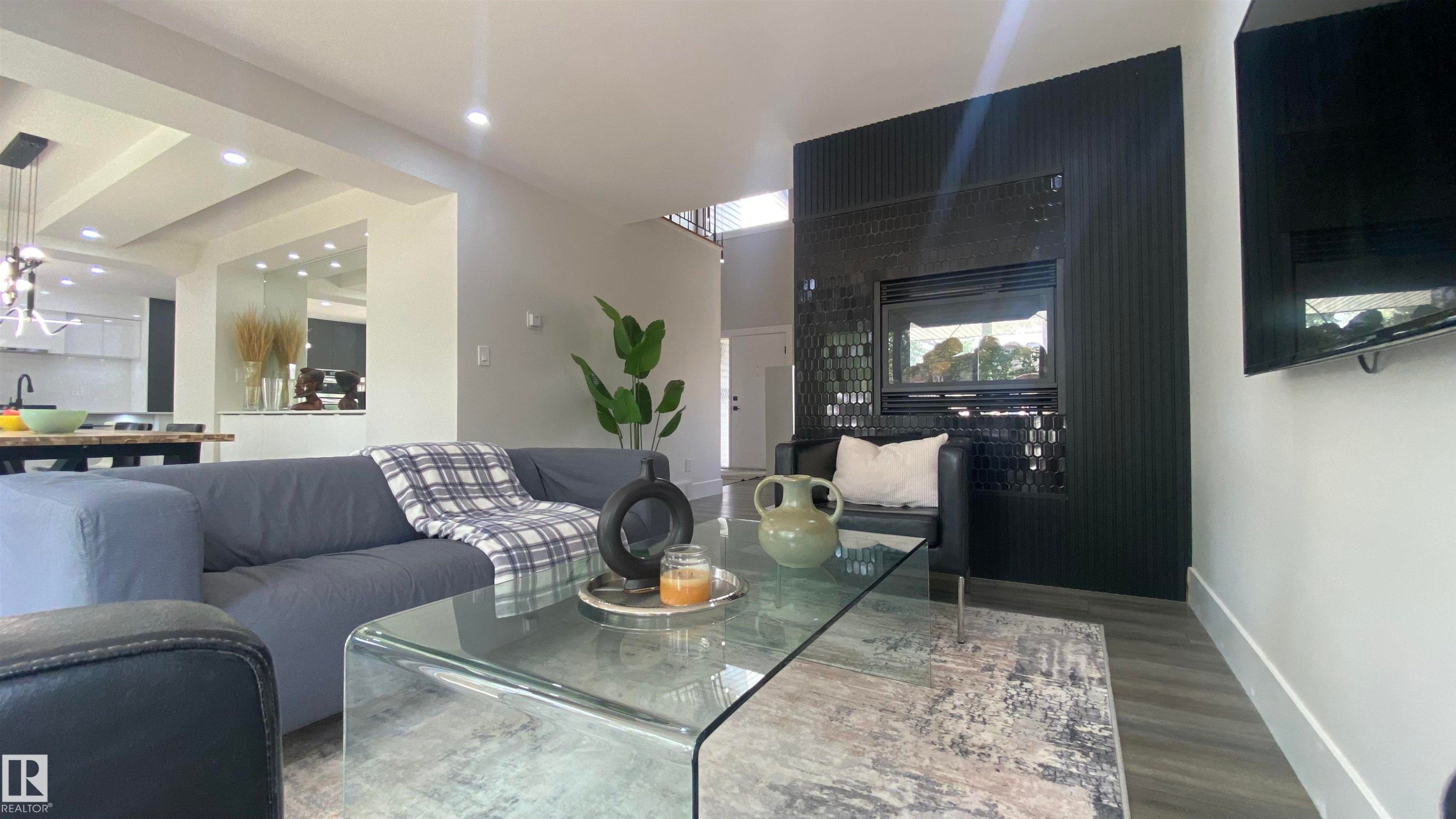 7604 181 Street, Edmonton, AB - Indoor Photo Showing Living Room