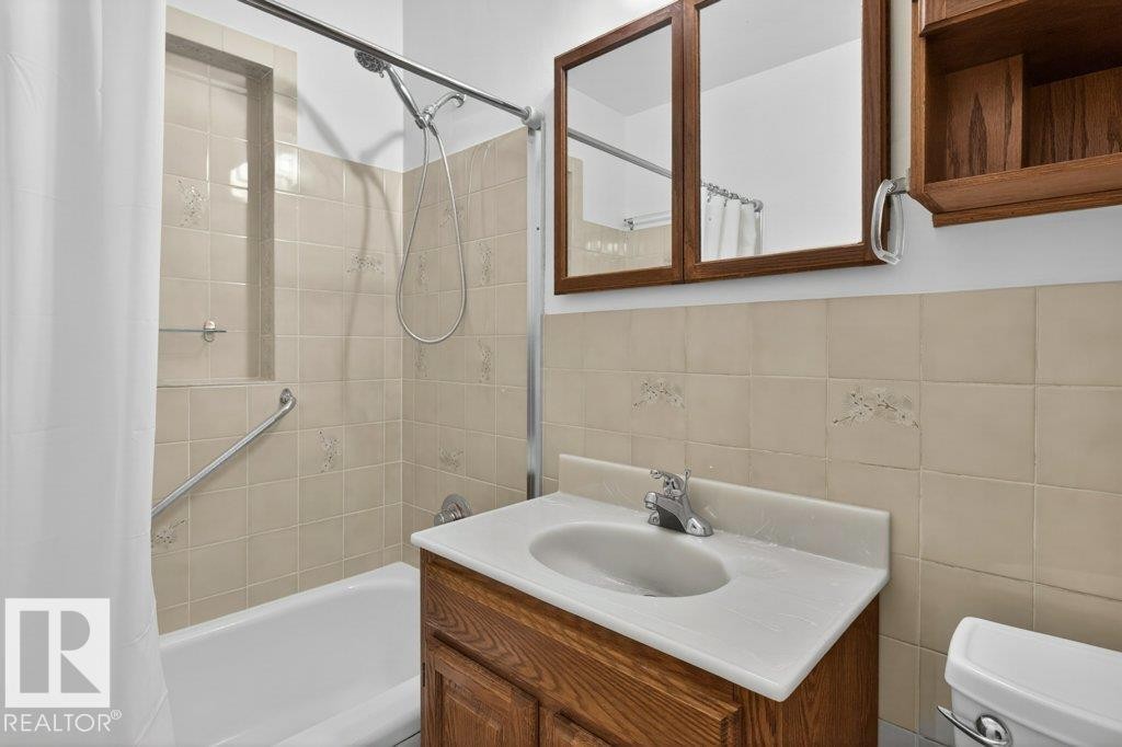 10640 79 Street Nw, Edmonton, AB - Indoor Photo Showing Bathroom