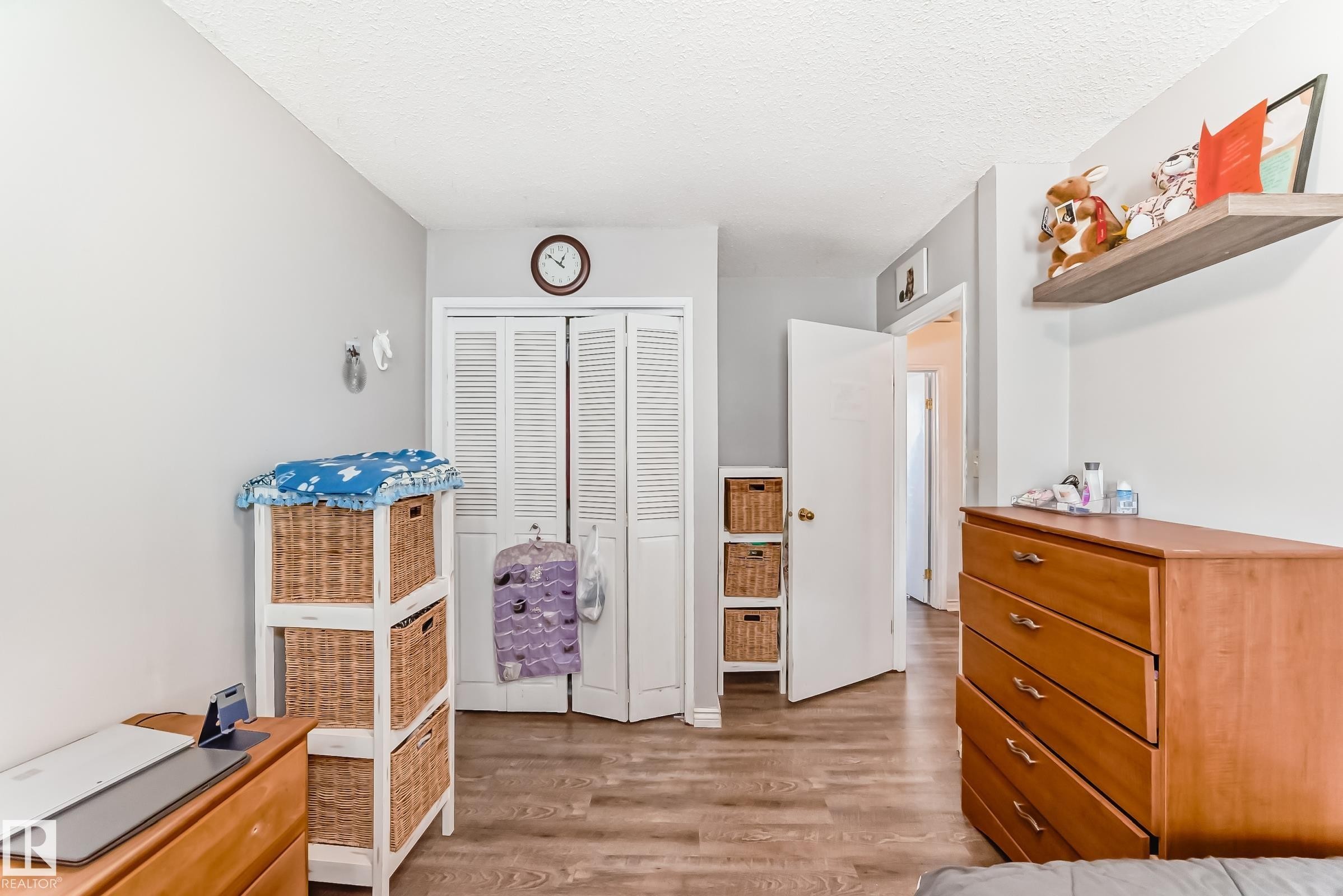 Room featuring wood-finish flooring, light gray wall paint, and white trim - 1804 51 Street Nw, Edmonton, AB - Indoor
