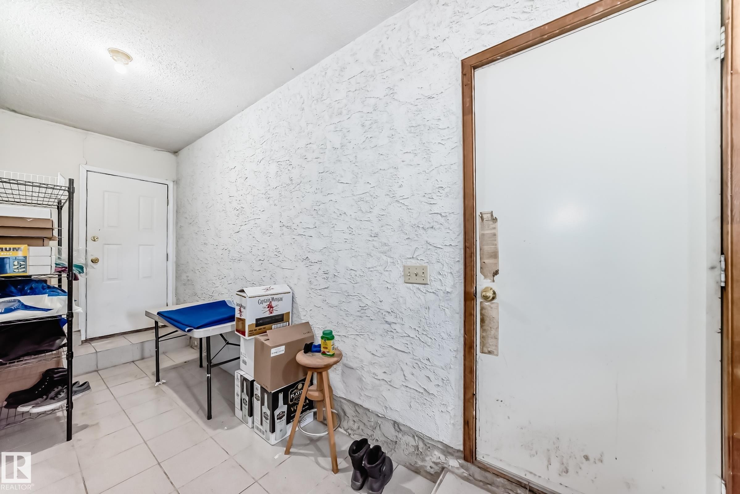 Breezeway between house and garage - 1804 51 Street Nw, Edmonton, AB - Indoor Photo Showing Other Room