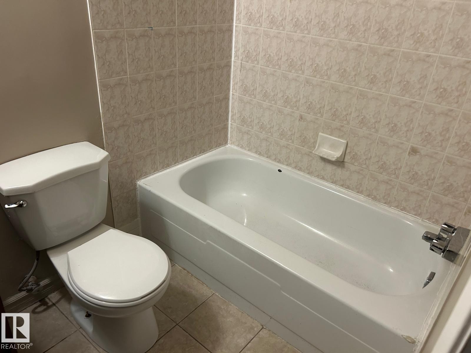 #4 10164 150 St Nw, Edmonton, AB - Indoor Photo Showing Bathroom
