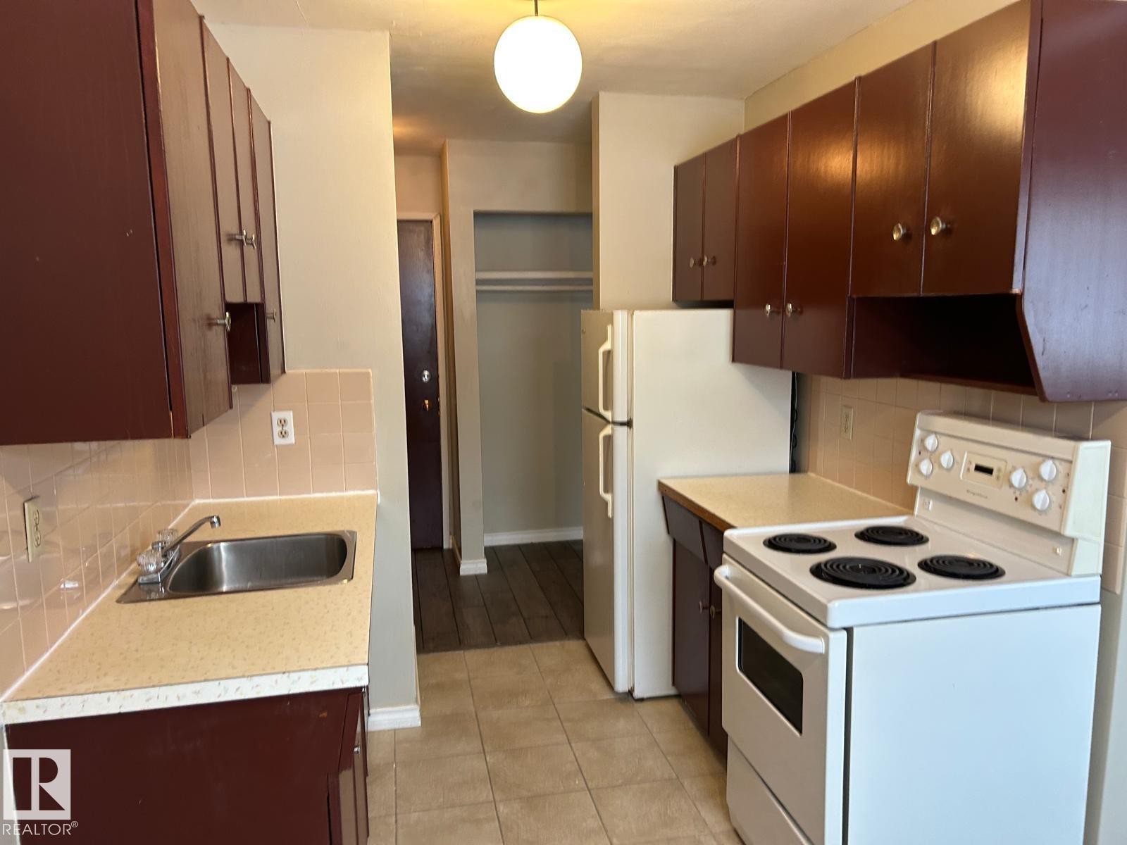 #4 10164 150 St Nw, Edmonton, AB - Indoor Photo Showing Kitchen