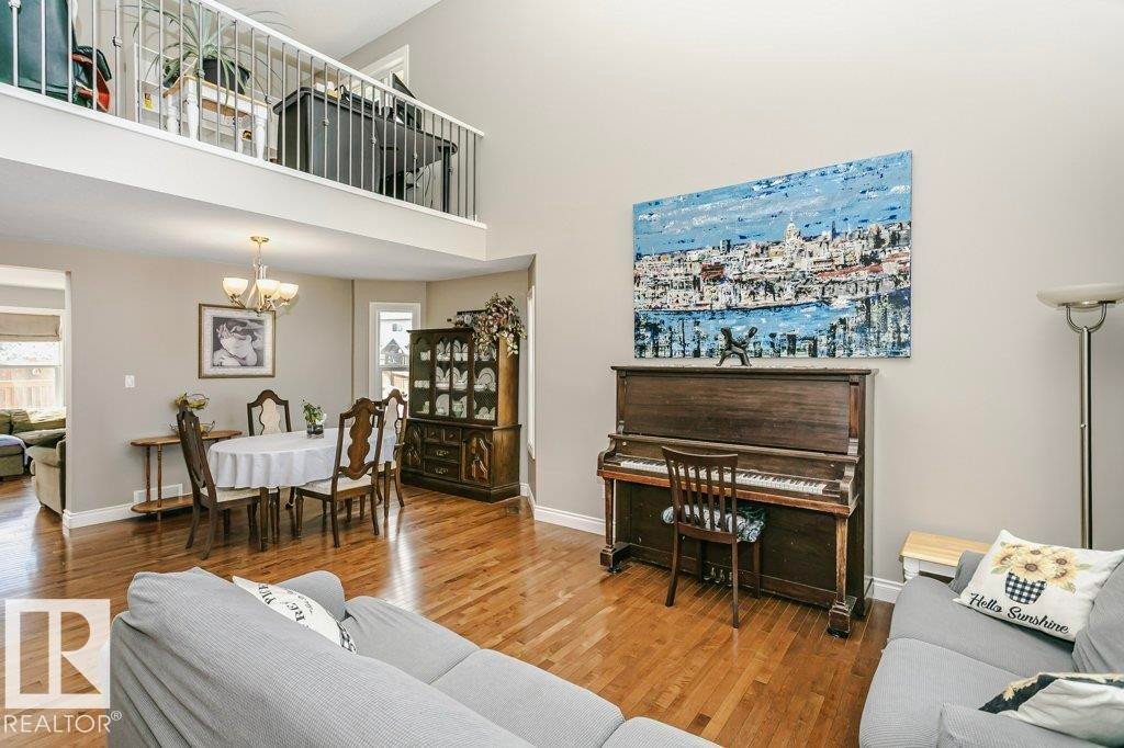 3339 21 Avenue, Edmonton, AB - Indoor Photo Showing Living Room