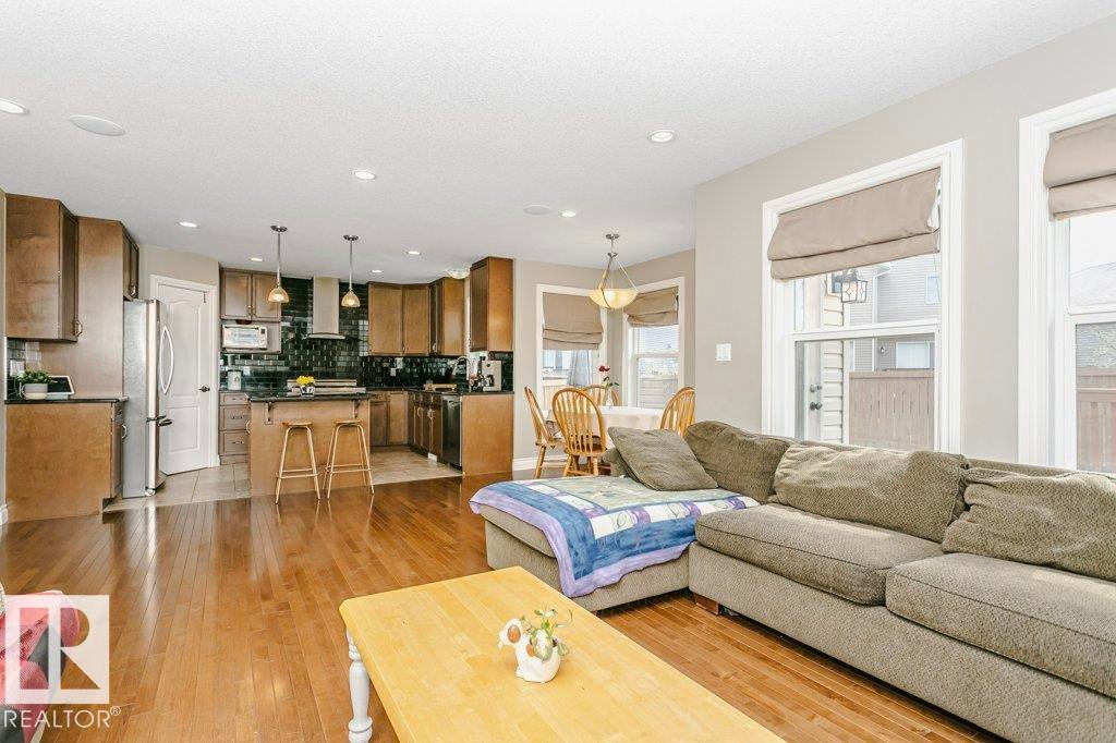3339 21 Avenue, Edmonton, AB - Indoor Photo Showing Living Room