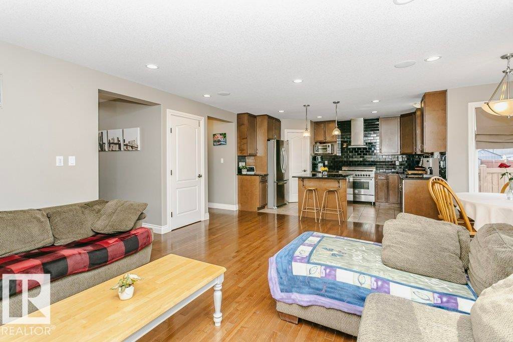 3339 21 Avenue, Edmonton, AB - Indoor Photo Showing Living Room