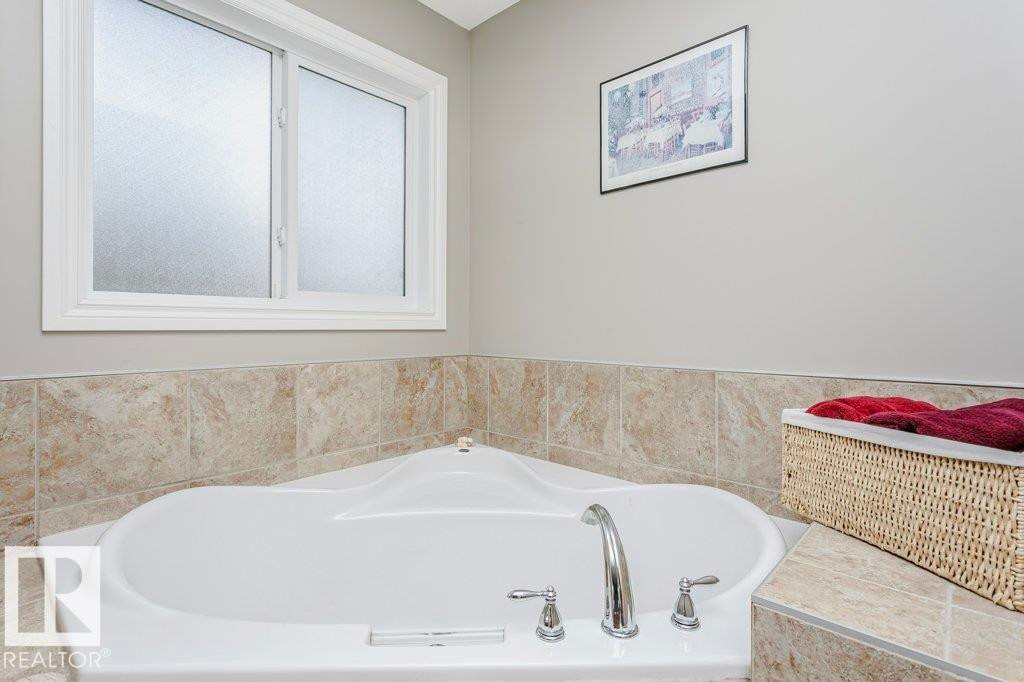 3339 21 Avenue, Edmonton, AB - Indoor Photo Showing Bathroom
