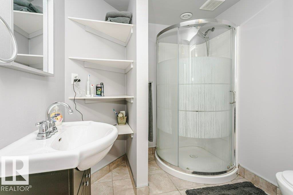 3339 21 Avenue, Edmonton, AB - Indoor Photo Showing Bathroom