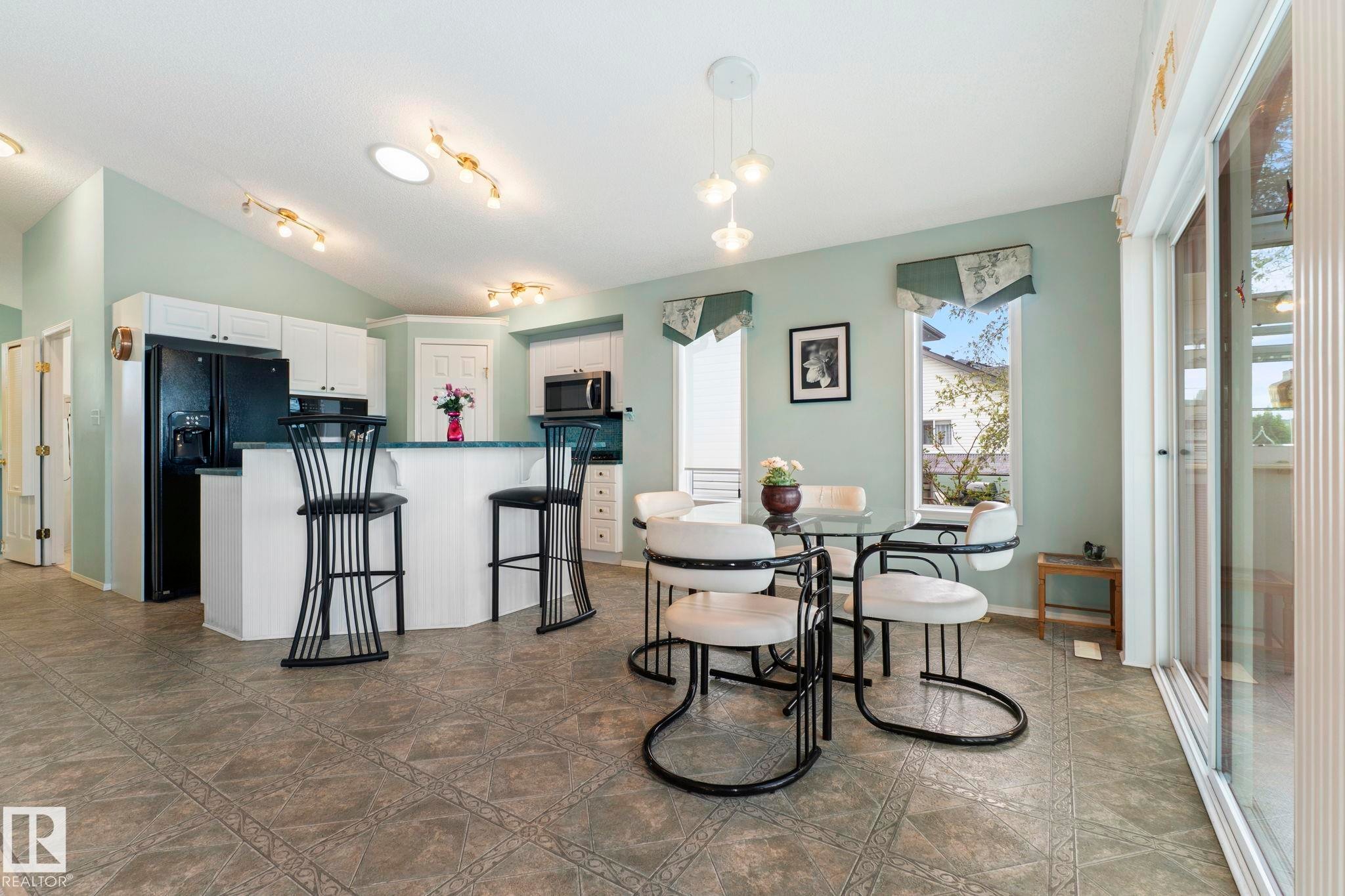9315 162 Avenue Nw, Edmonton, AB - Indoor Photo Showing Dining Room