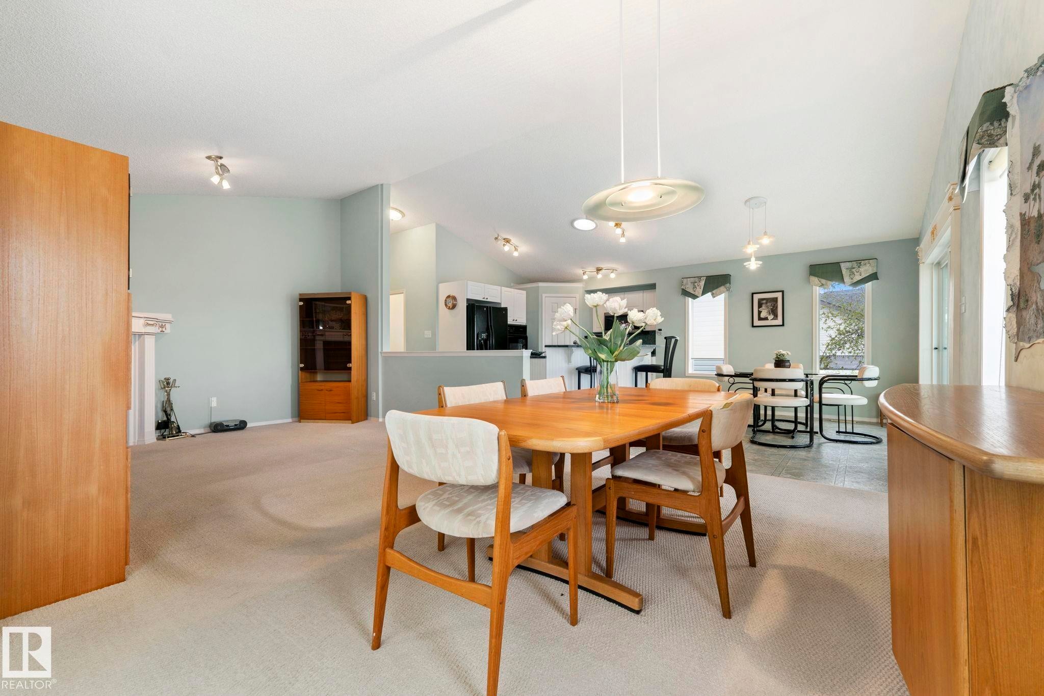 9315 162 Avenue Nw, Edmonton, AB - Indoor Photo Showing Dining Room