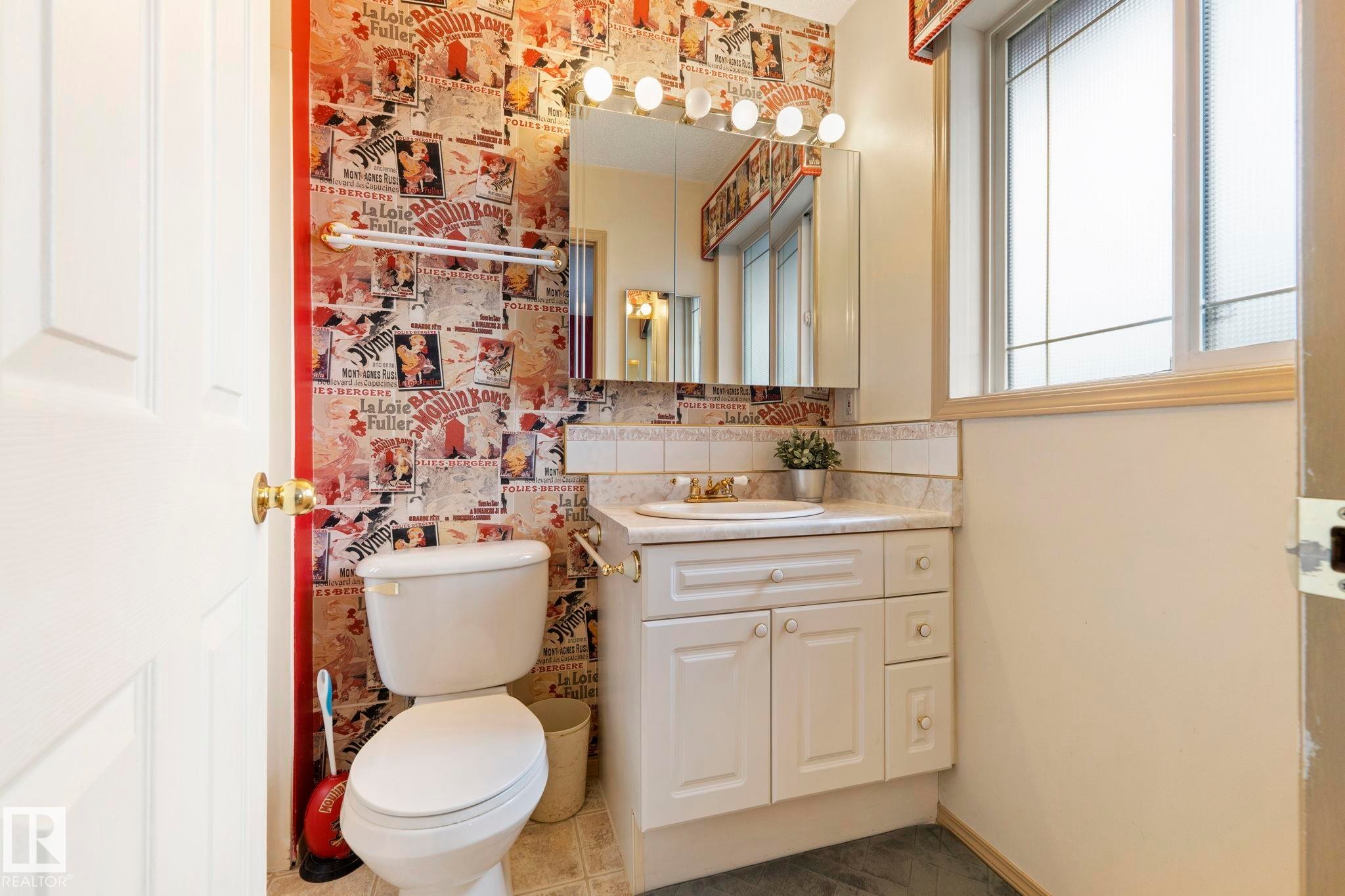 9315 162 Avenue Nw, Edmonton, AB - Indoor Photo Showing Bathroom