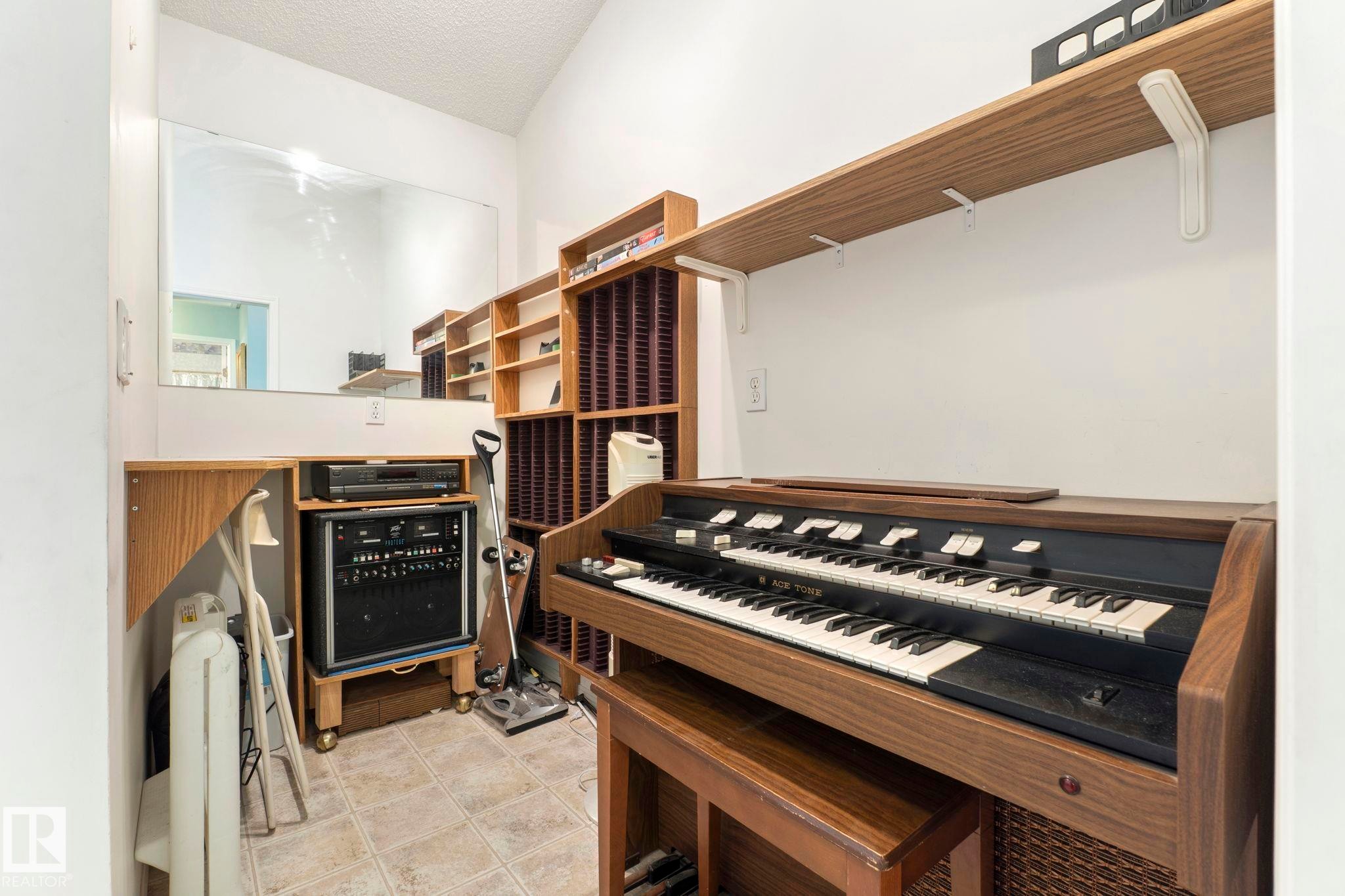 9315 162 Avenue Nw, Edmonton, AB - Indoor Photo Showing Other Room