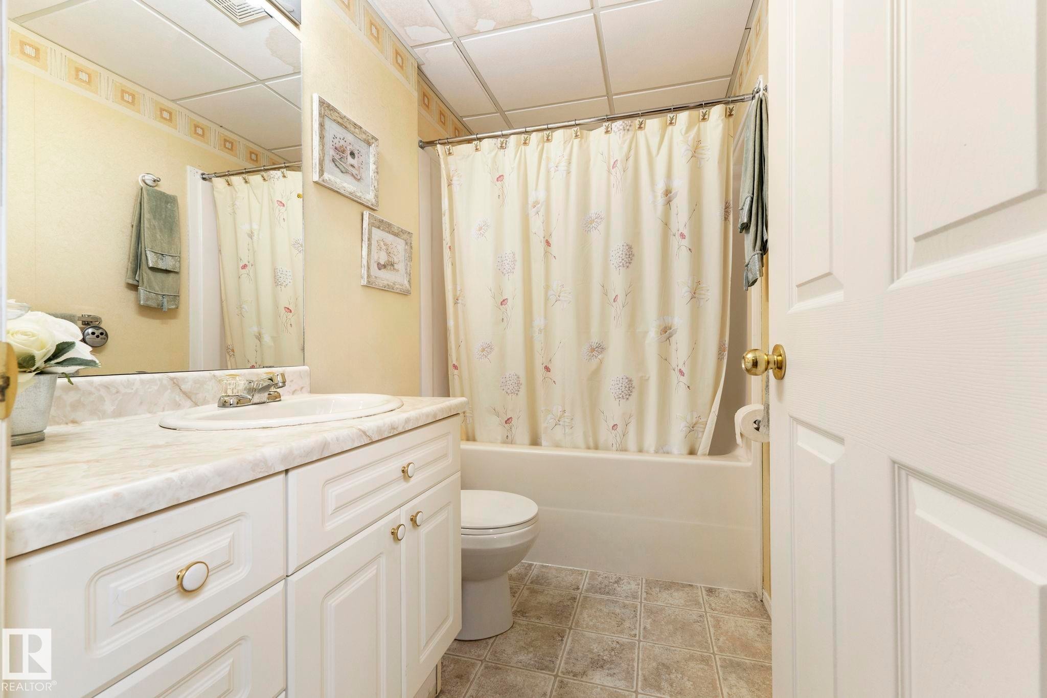 9315 162 Avenue Nw, Edmonton, AB - Indoor Photo Showing Bathroom