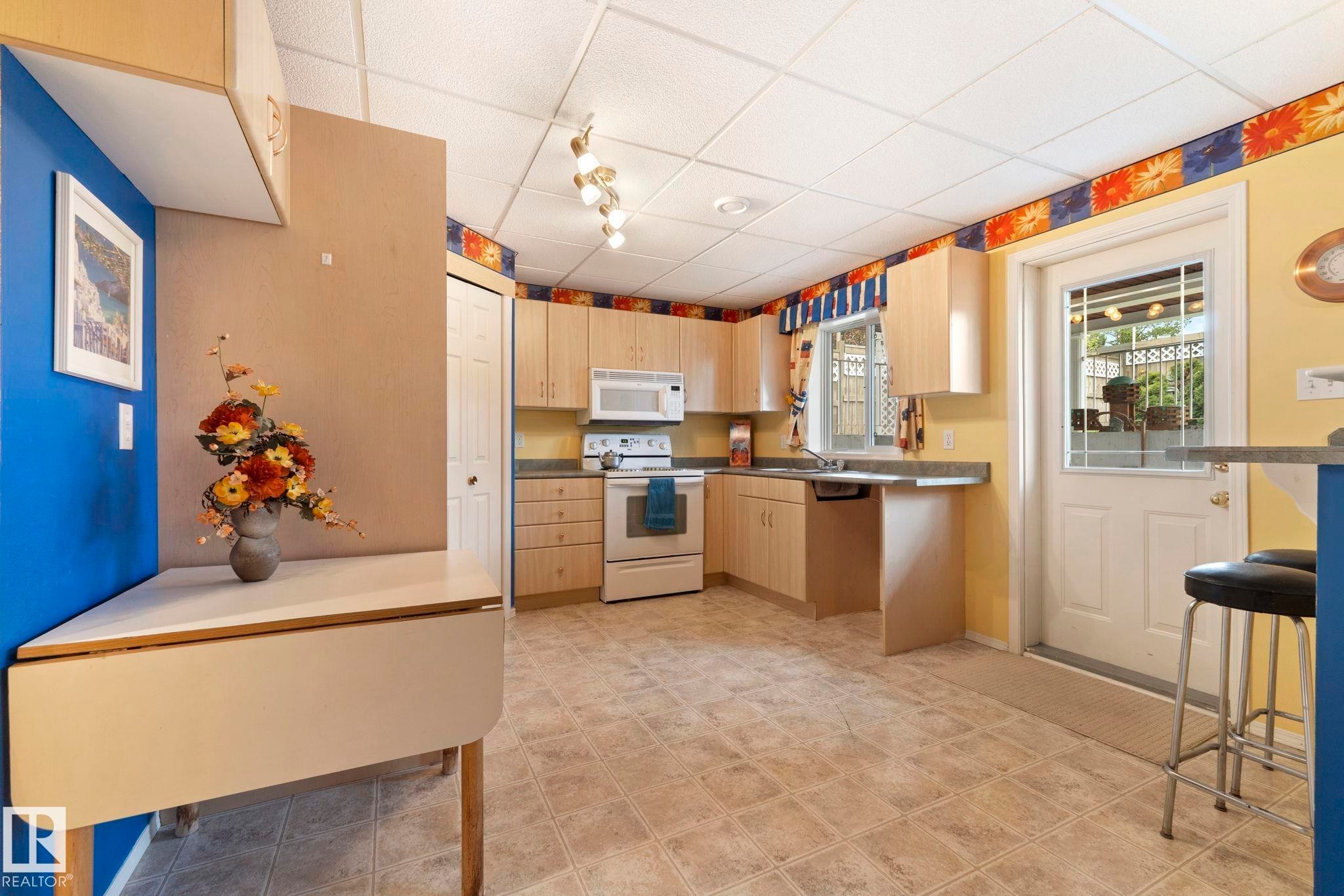 9315 162 Avenue Nw, Edmonton, AB - Indoor Photo Showing Kitchen