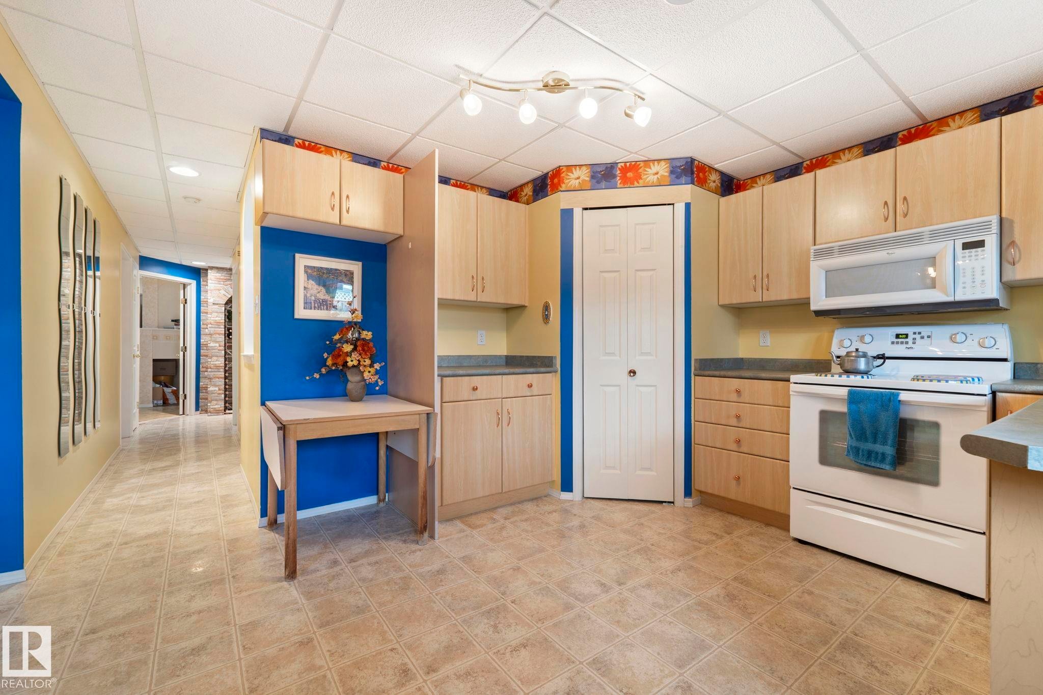 9315 162 Avenue Nw, Edmonton, AB - Indoor Photo Showing Kitchen