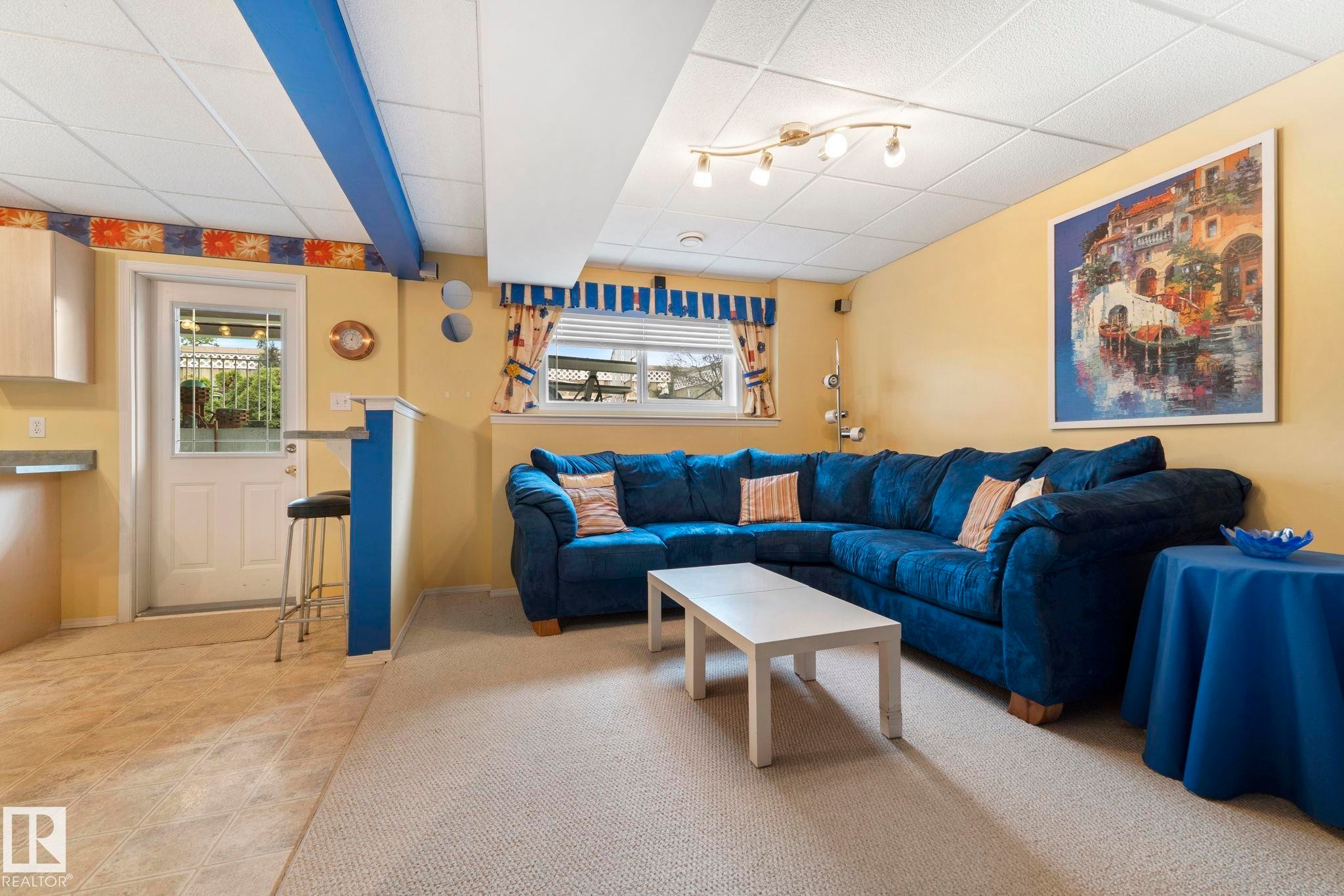 9315 162 Avenue Nw, Edmonton, AB - Indoor Photo Showing Living Room