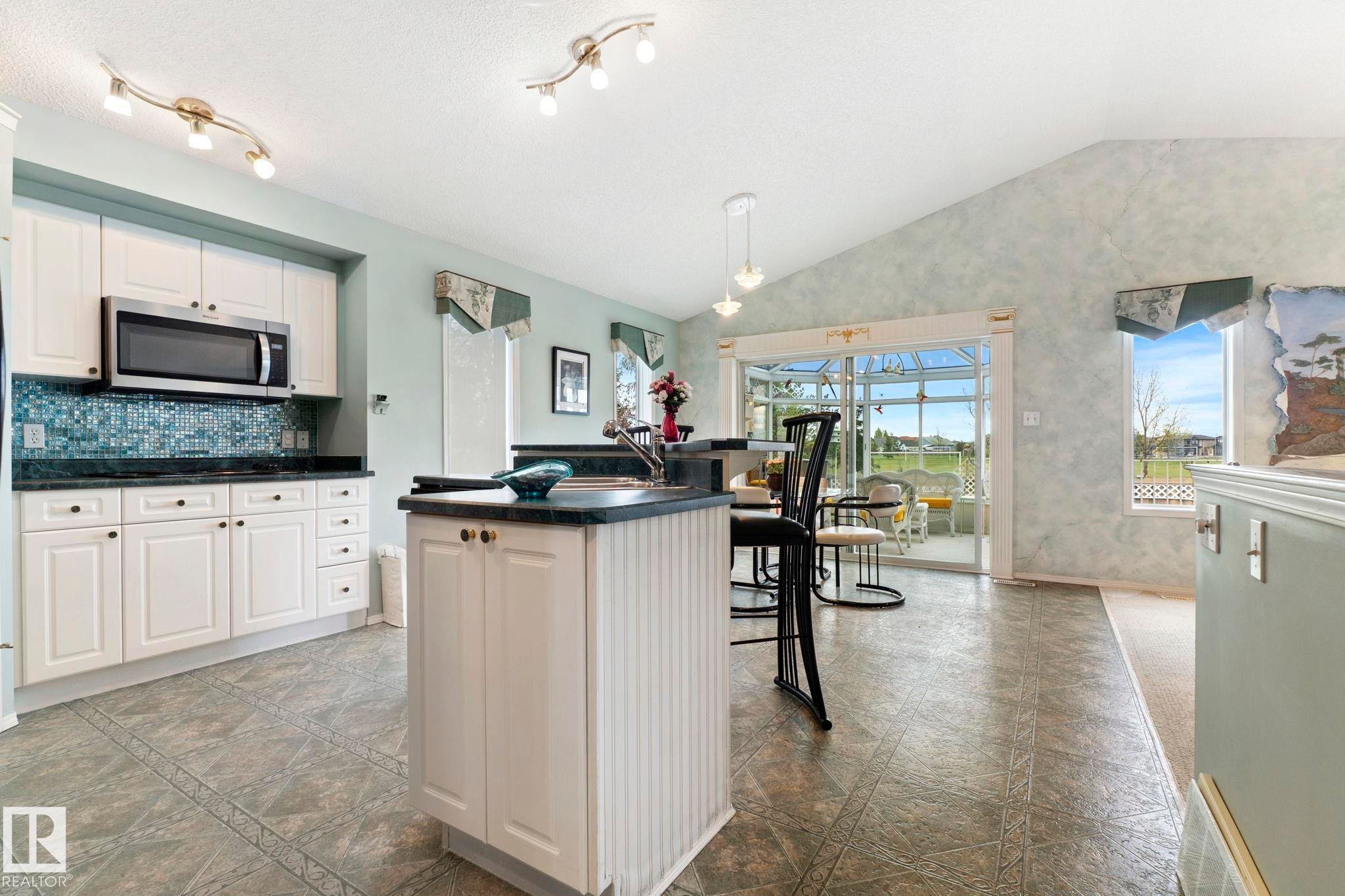 9315 162 Avenue Nw, Edmonton, AB - Indoor Photo Showing Kitchen