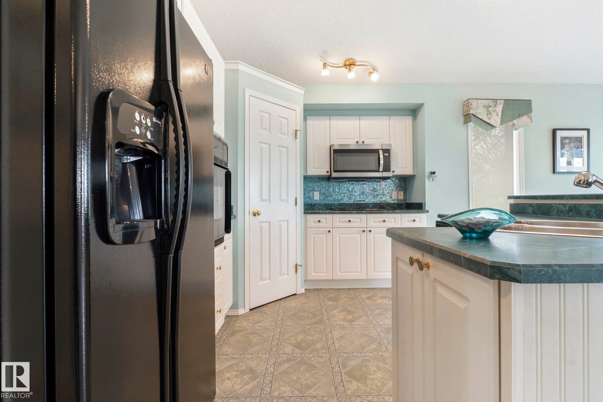 9315 162 Avenue Nw, Edmonton, AB - Indoor Photo Showing Kitchen