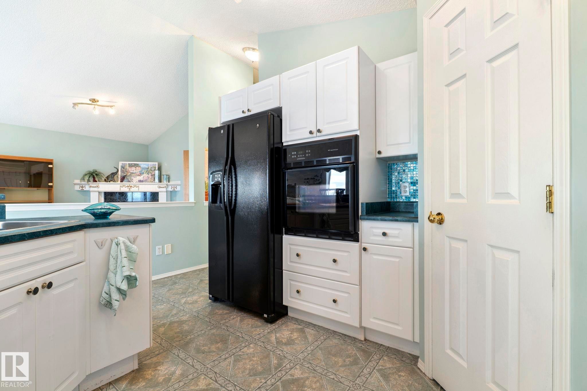 9315 162 Avenue Nw, Edmonton, AB - Indoor Photo Showing Kitchen