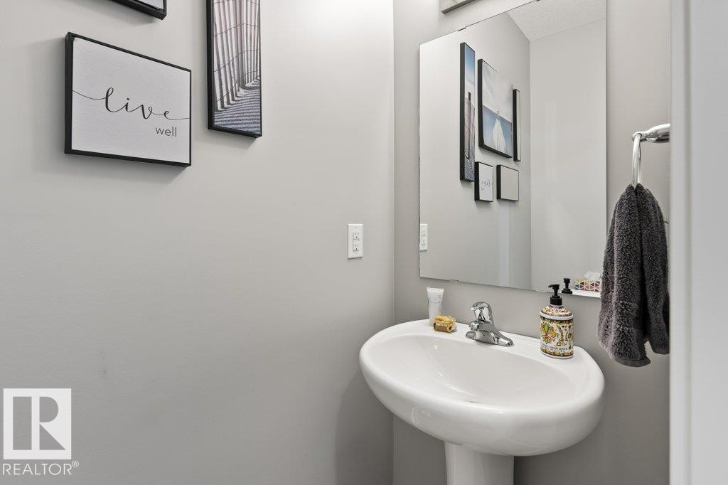 20008 18 Avenue, Edmonton, AB - Indoor Photo Showing Bathroom