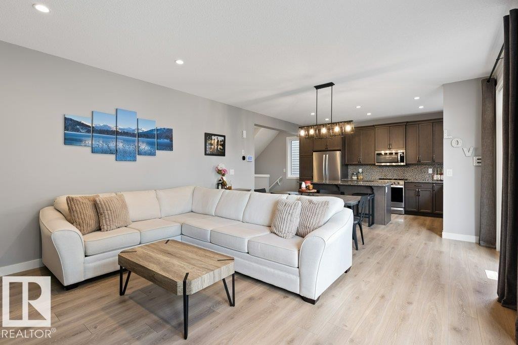 20008 18 Avenue, Edmonton, AB - Indoor Photo Showing Living Room