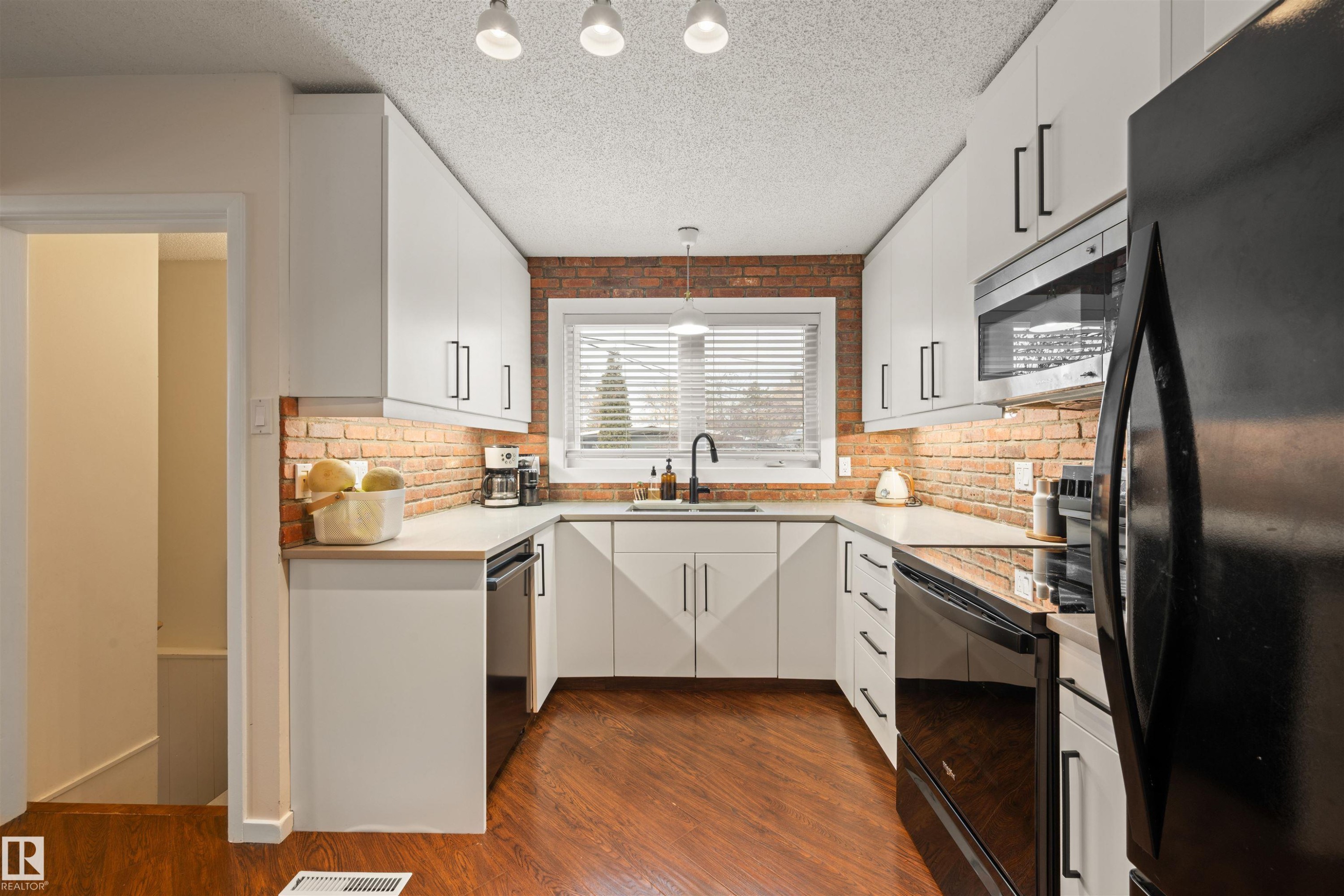 3 Sorrel Crescent, St. Albert, AB - Indoor Photo Showing Kitchen With Upgraded Kitchen