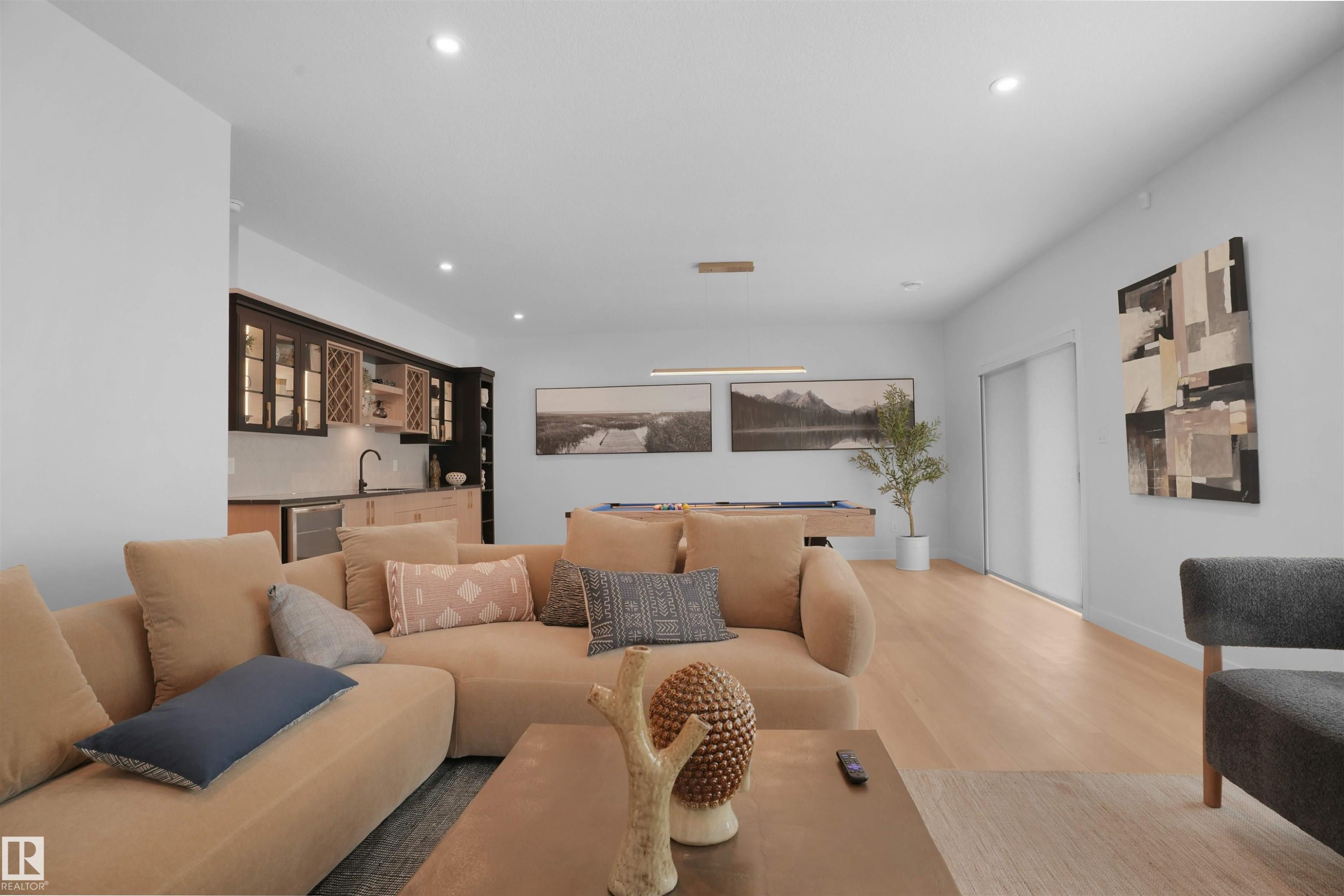 3319 Chickadee Drive, Edmonton, AB - Indoor Photo Showing Living Room