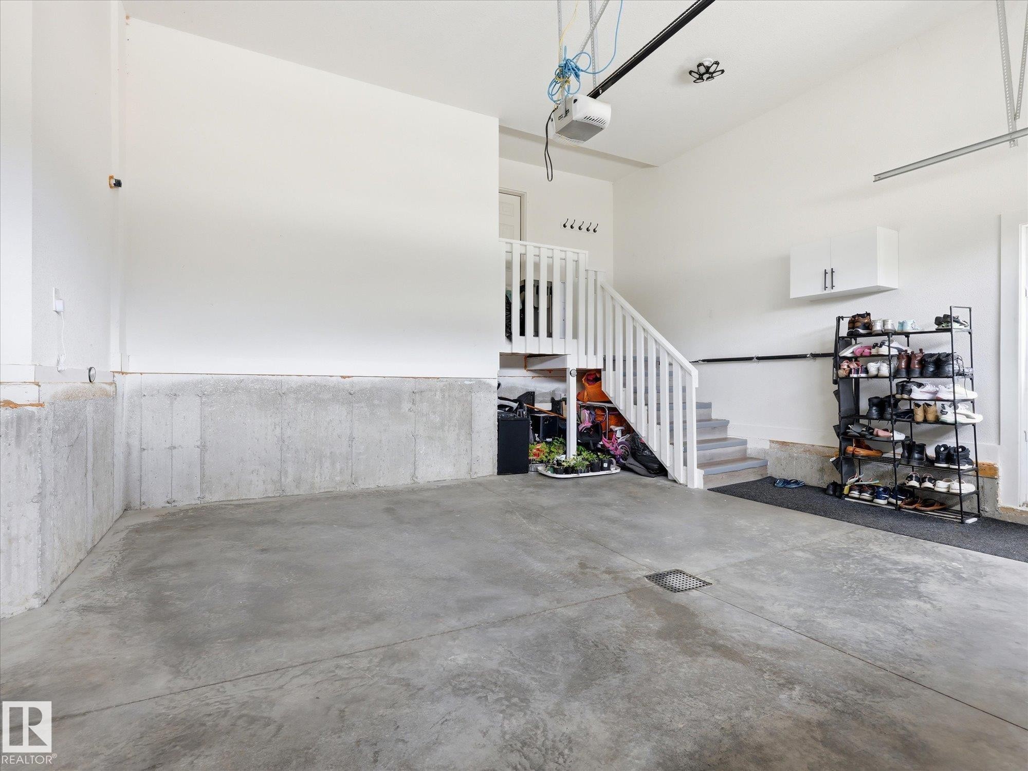 622 Astoria Way, Devon, AB - Indoor Photo Showing Garage