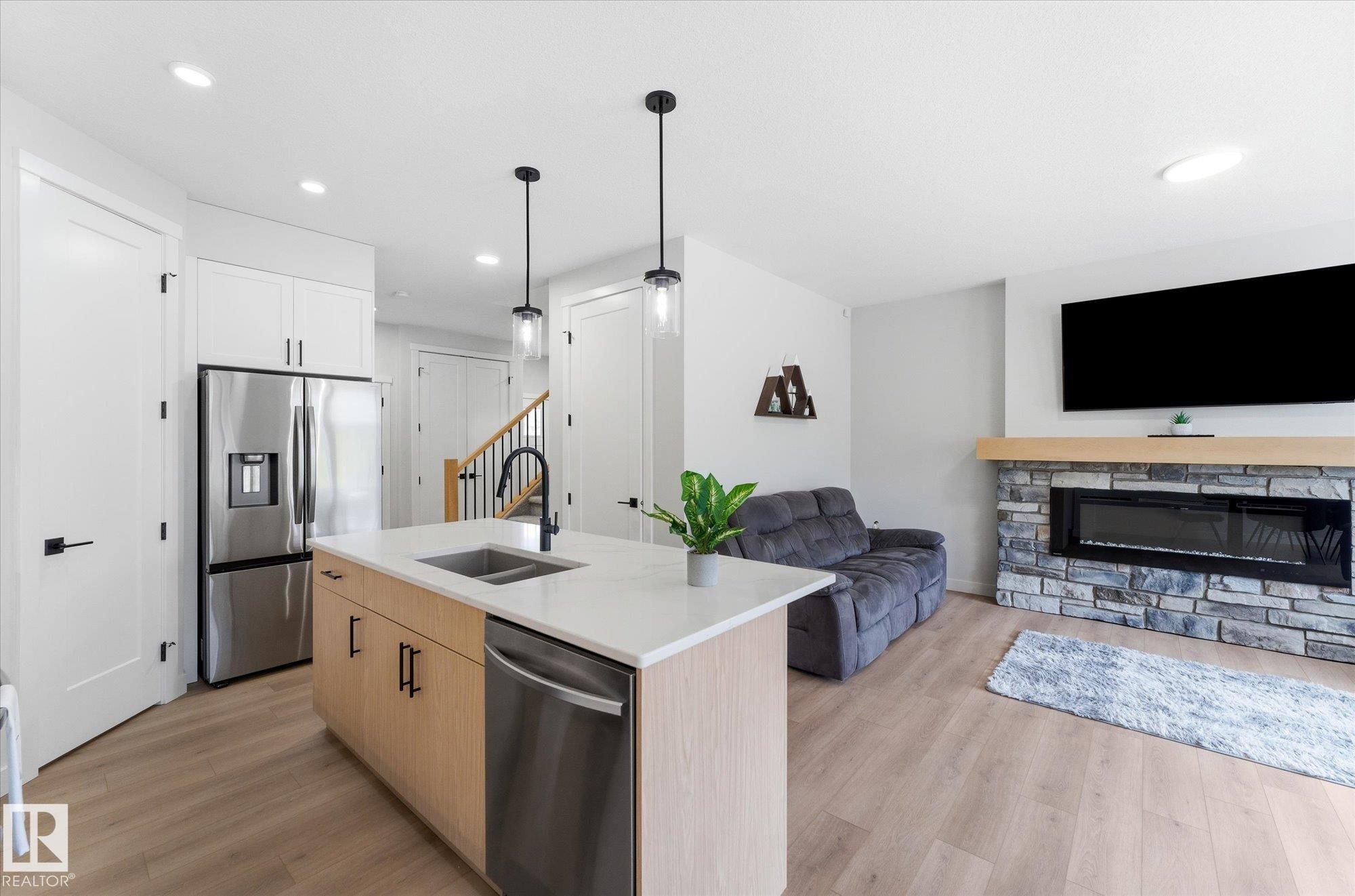 18 Grayson Green, Stony Plain, AB - Indoor With Fireplace