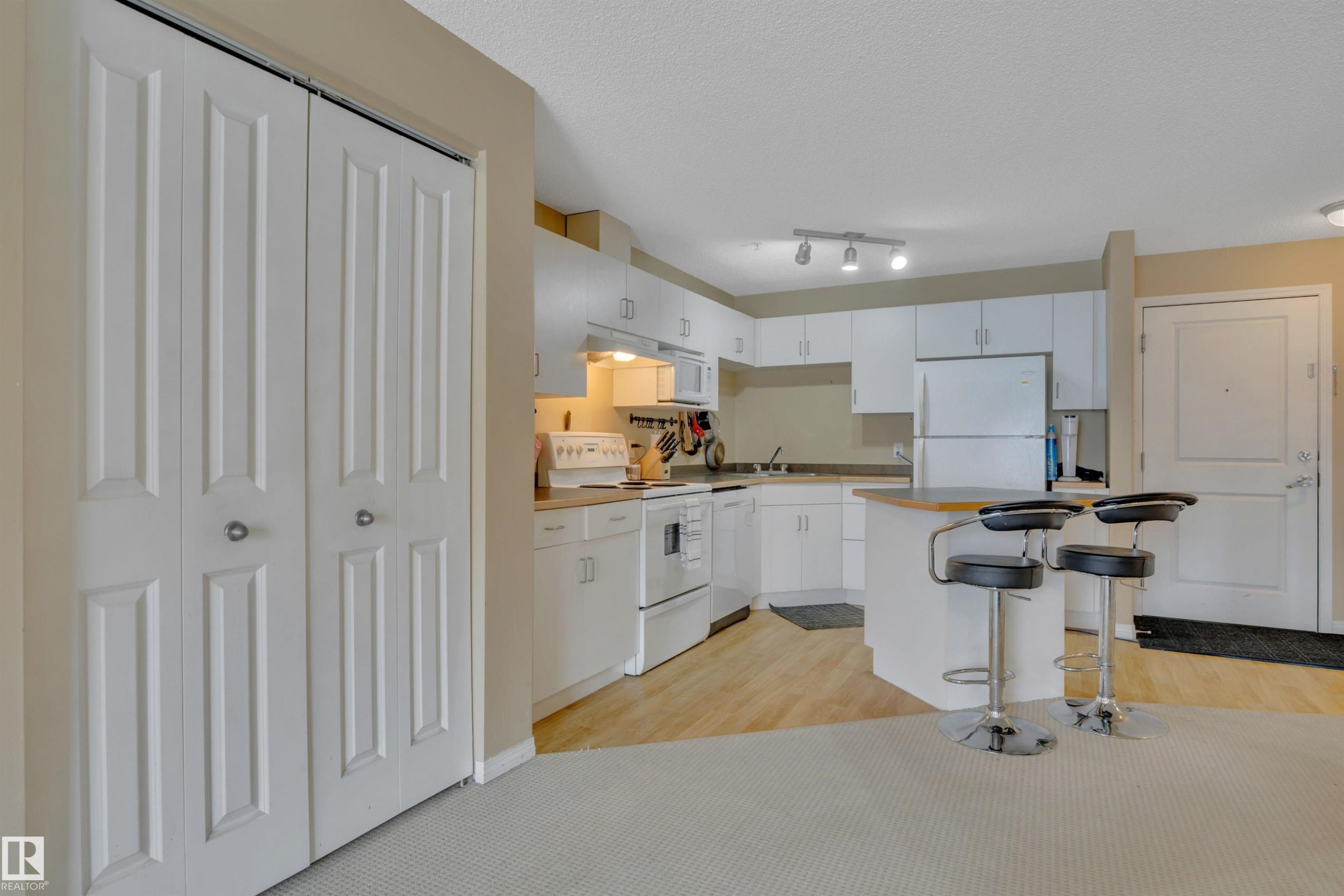 #326 11325 83 St Nw, Edmonton, AB - Indoor Photo Showing Kitchen
