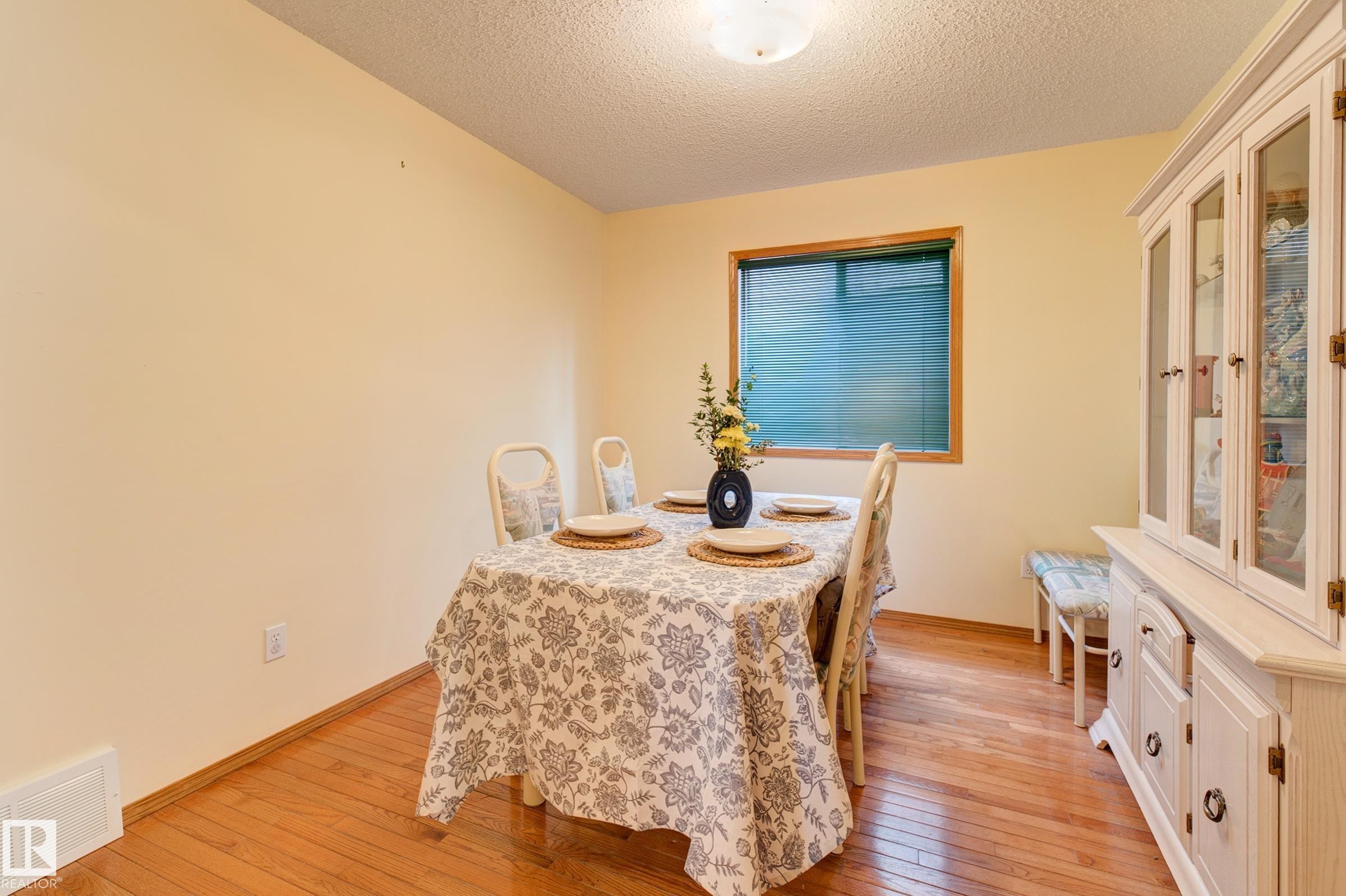 1003 Blackburn Close, Edmonton, AB - Indoor Photo Showing Dining Room