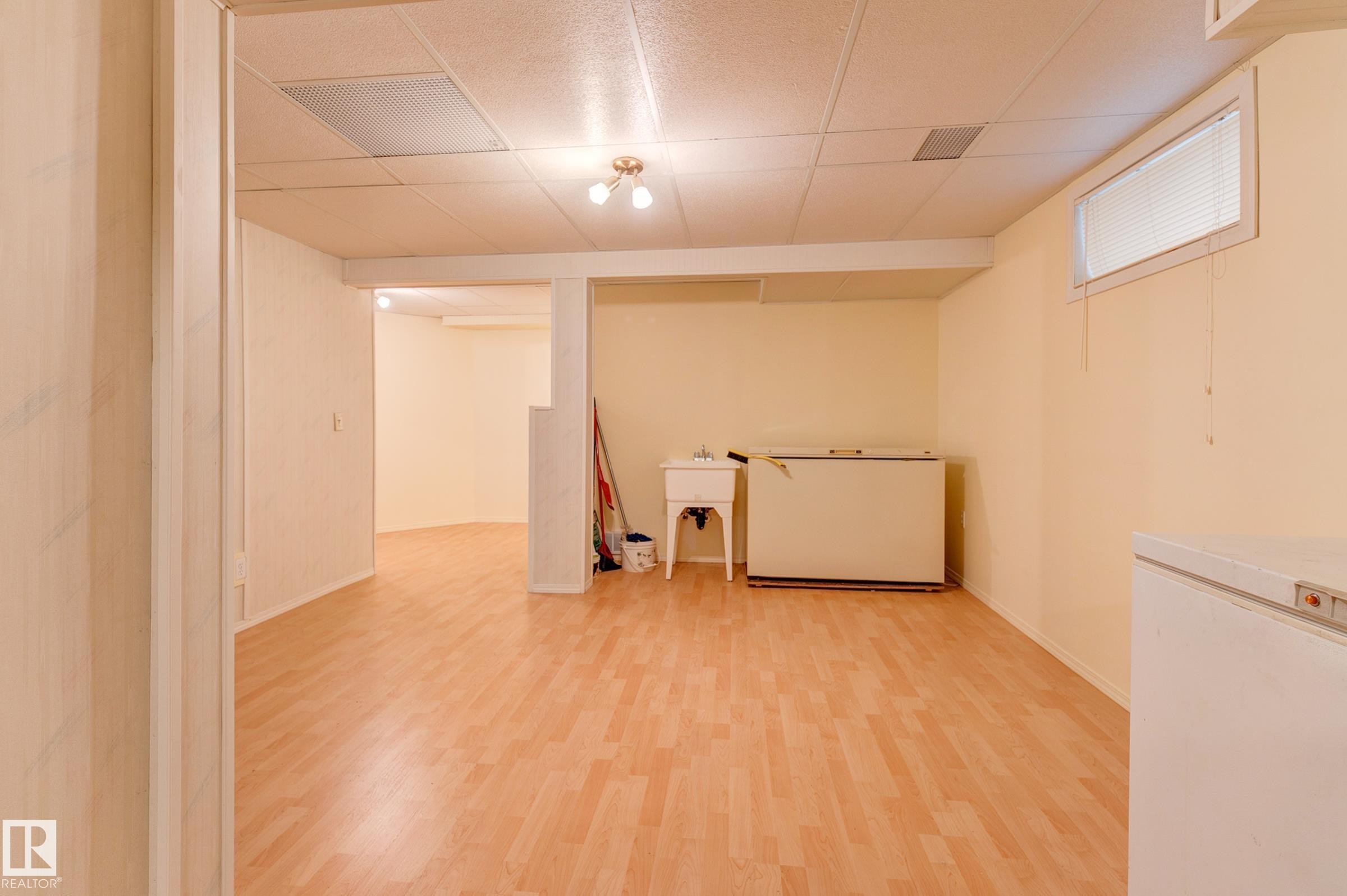 1003 Blackburn Close, Edmonton, AB - Indoor Photo Showing Other Room