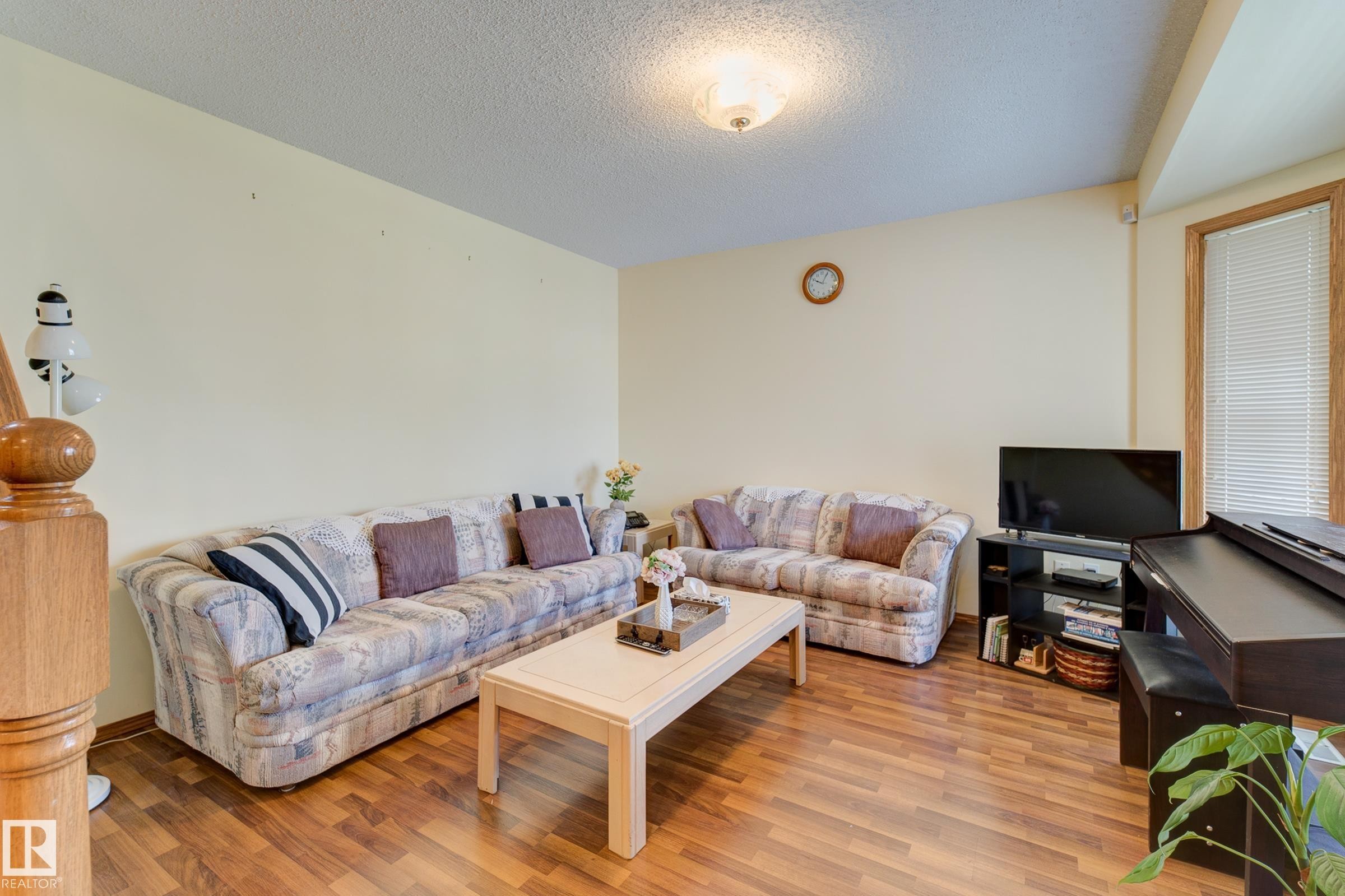 1003 Blackburn Close, Edmonton, AB - Indoor Photo Showing Living Room