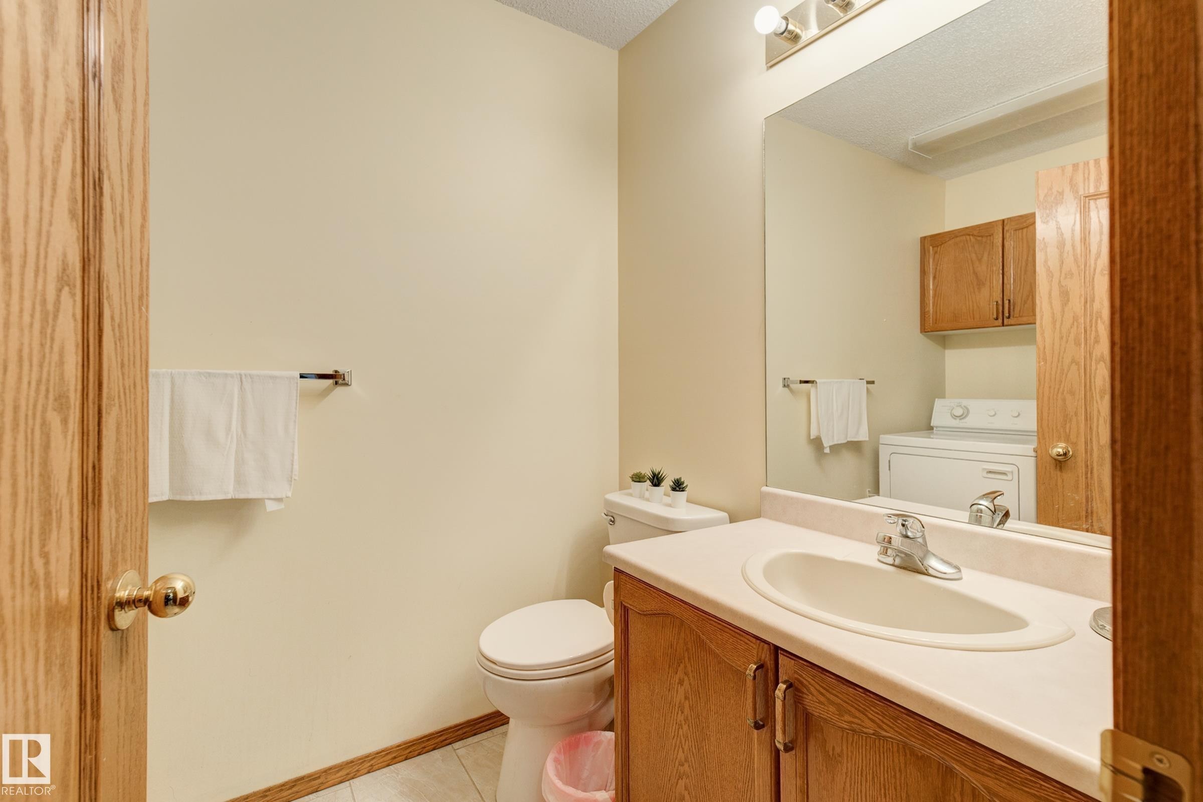 1003 Blackburn Close, Edmonton, AB - Indoor Photo Showing Bathroom
