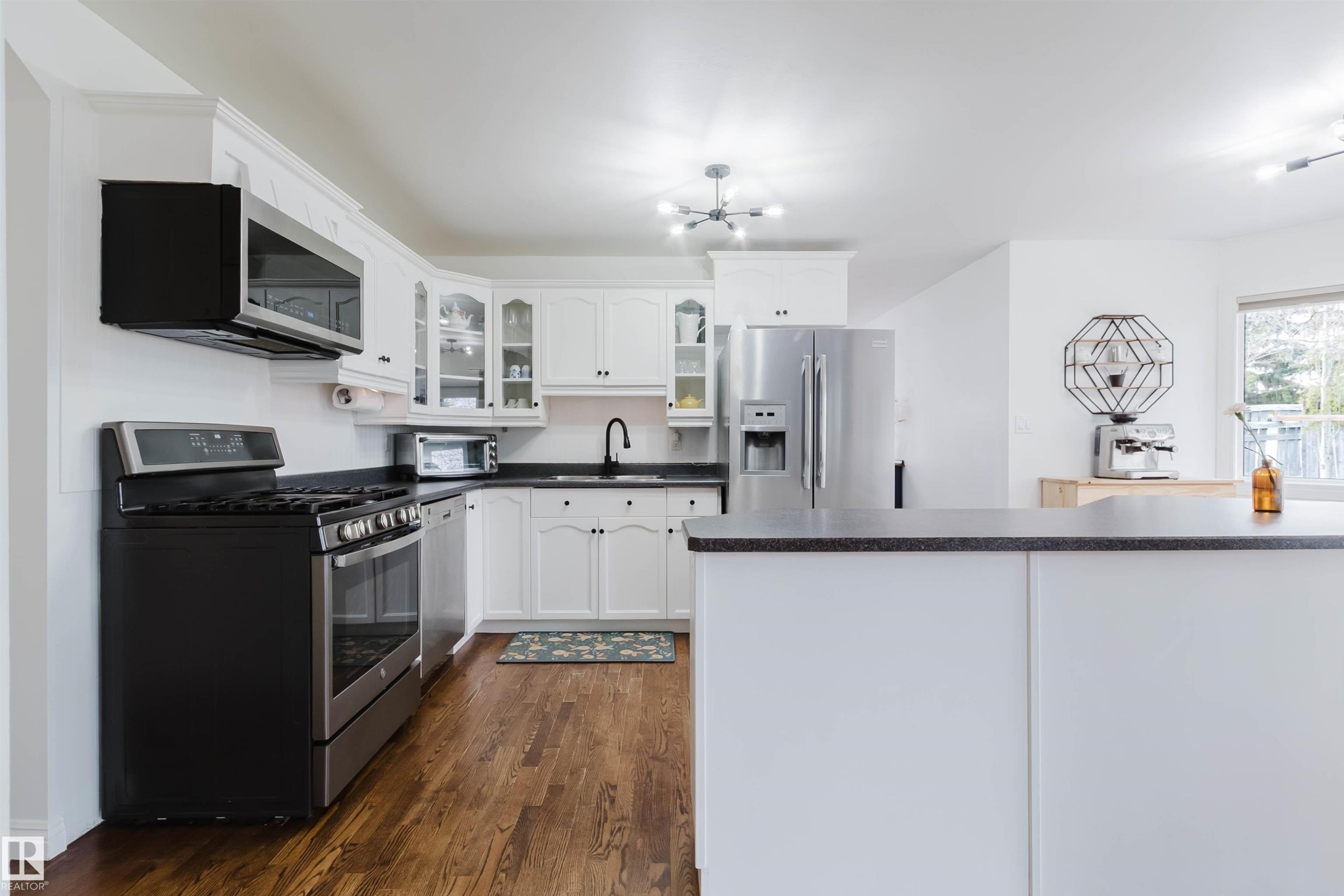 18 Hunter Crest, Sherwood Park, AB - Indoor Photo Showing Kitchen With Upgraded Kitchen