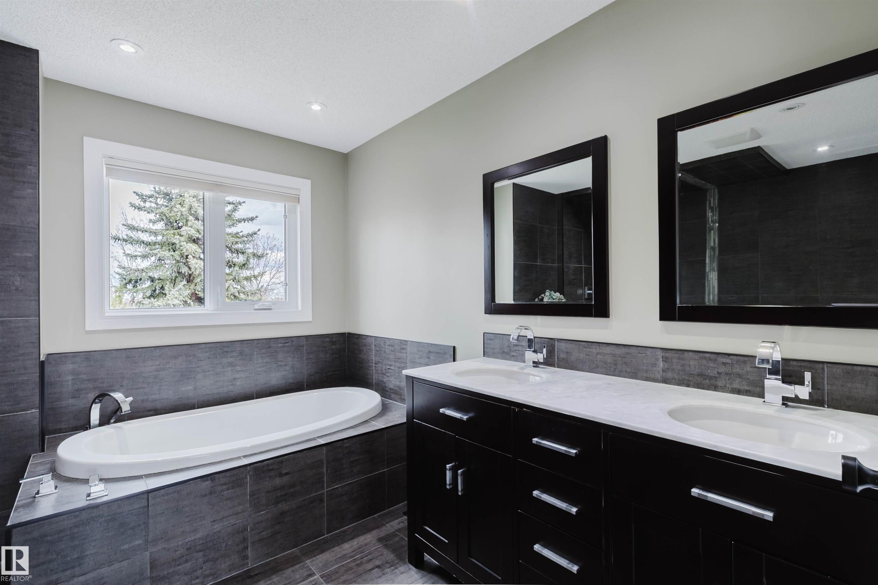 18 Hunter Crest, Sherwood Park, AB - Indoor Photo Showing Bathroom