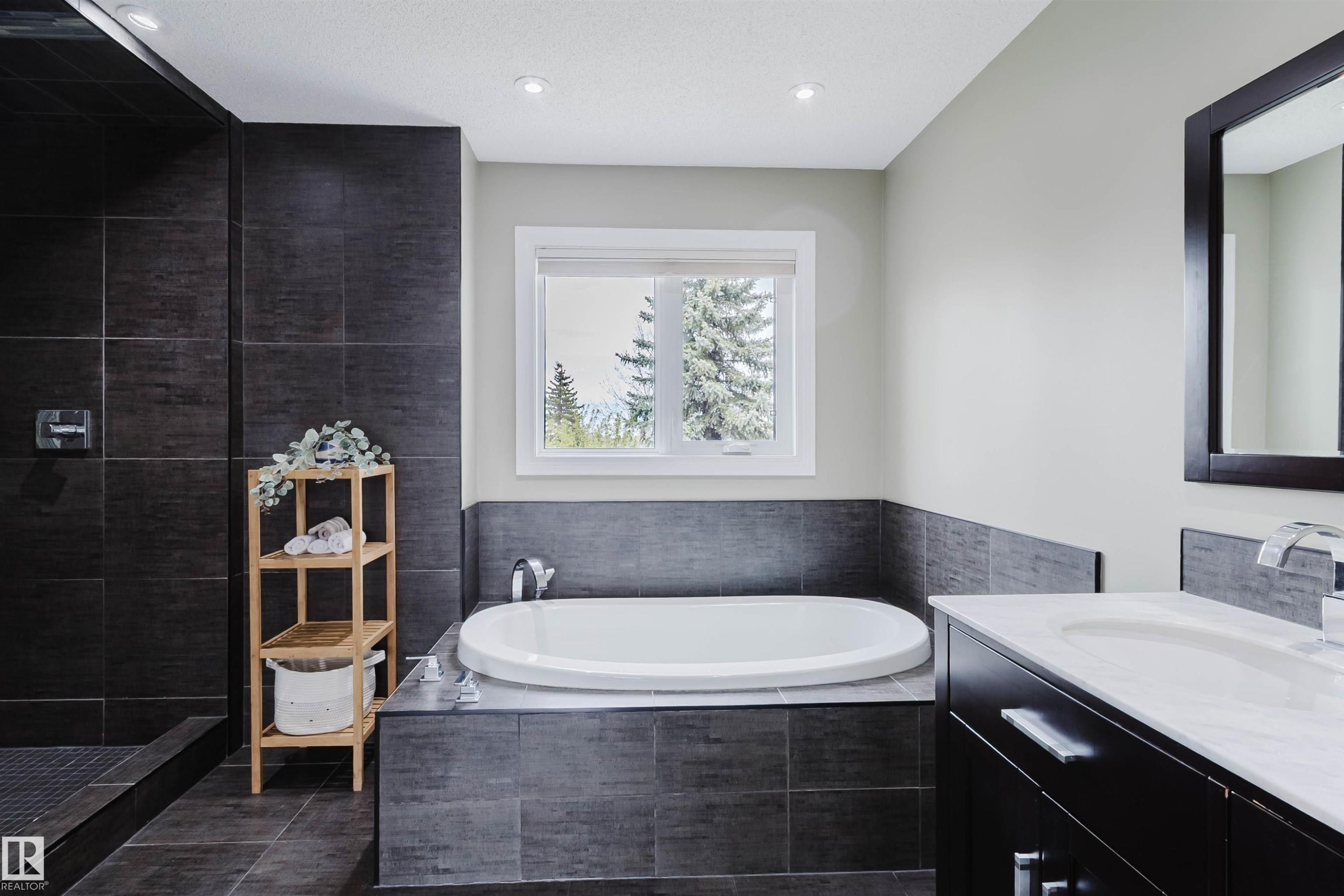 18 Hunter Crest, Sherwood Park, AB - Indoor Photo Showing Bathroom