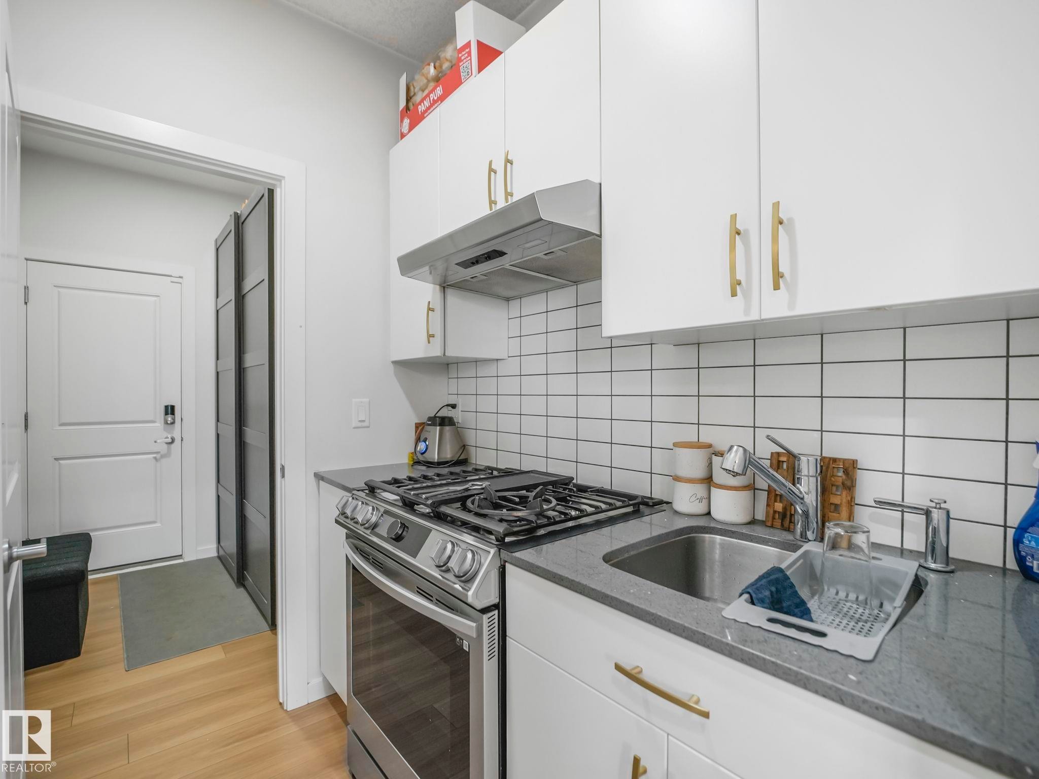 4324 Hawthorn Landing, Edmonton, AB - Indoor Photo Showing Kitchen With Double Sink