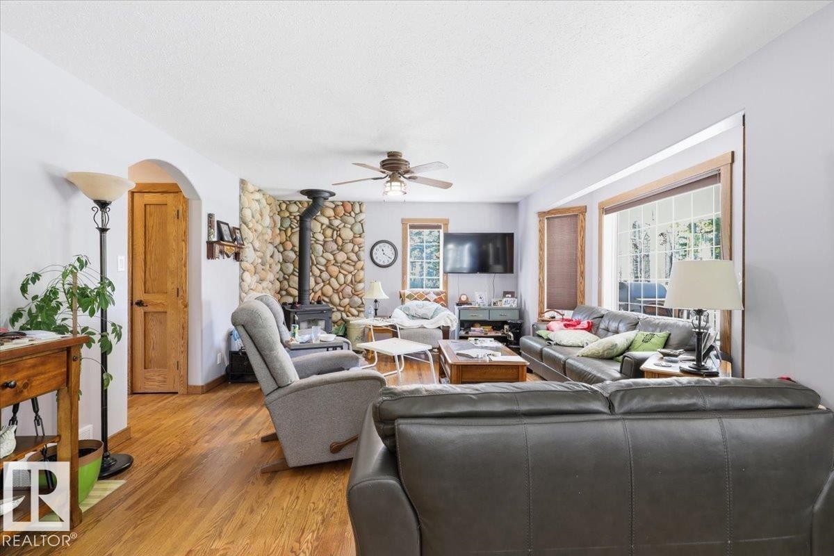 B59 Cottage Crescent, Rural Leduc County, AB - Indoor Photo Showing Living Room