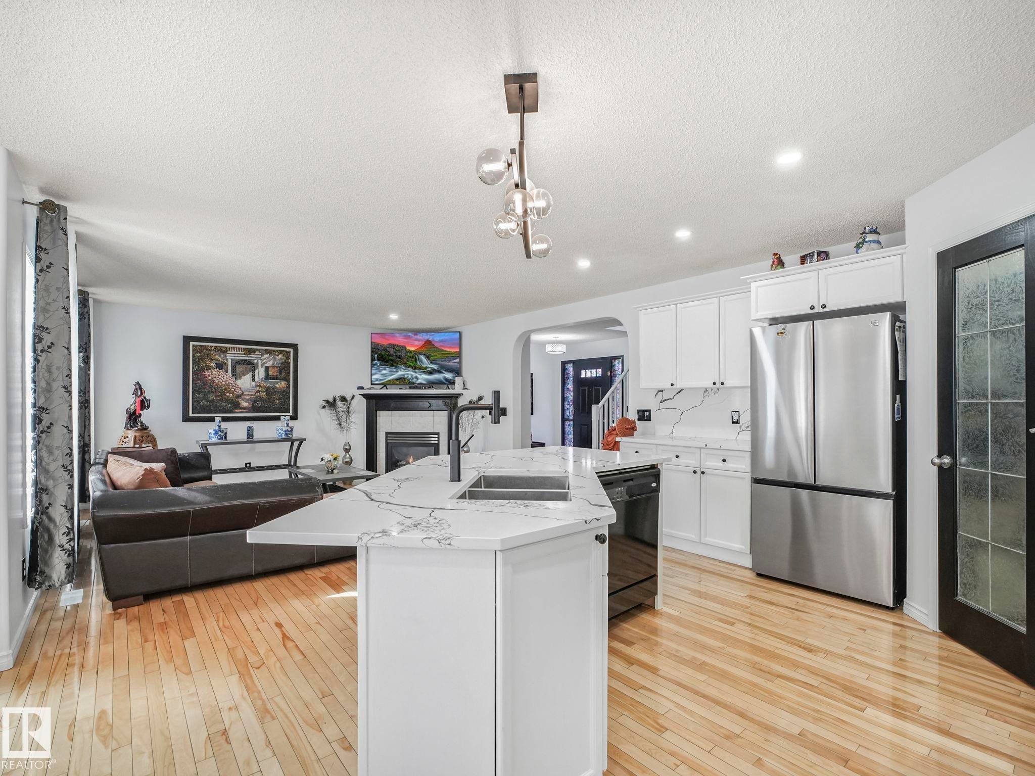 20115 46 Avenue, Edmonton, AB - Indoor Photo Showing Kitchen