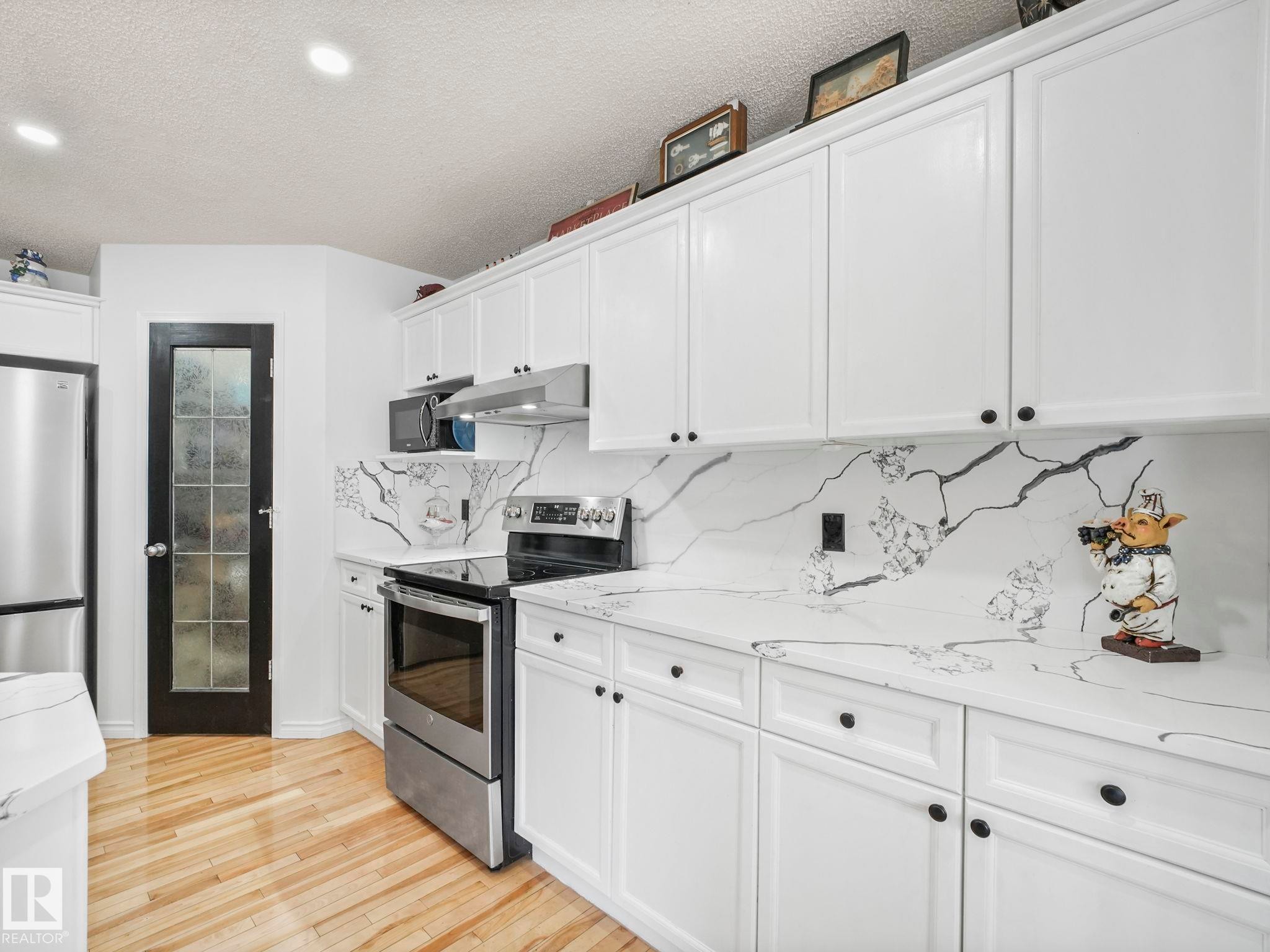 20115 46 Avenue, Edmonton, AB - Indoor Photo Showing Kitchen