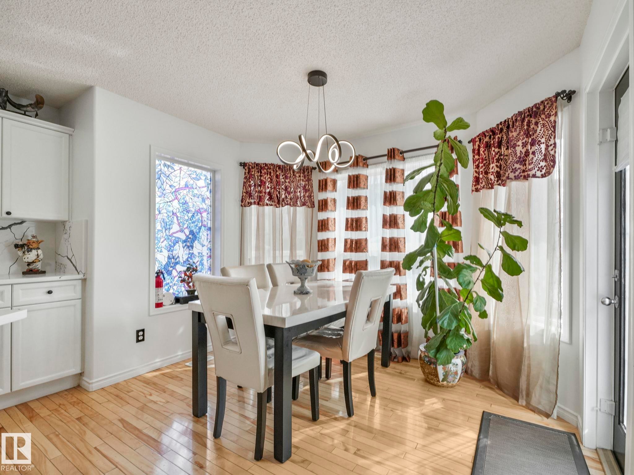 20115 46 Avenue, Edmonton, AB - Indoor Photo Showing Dining Room