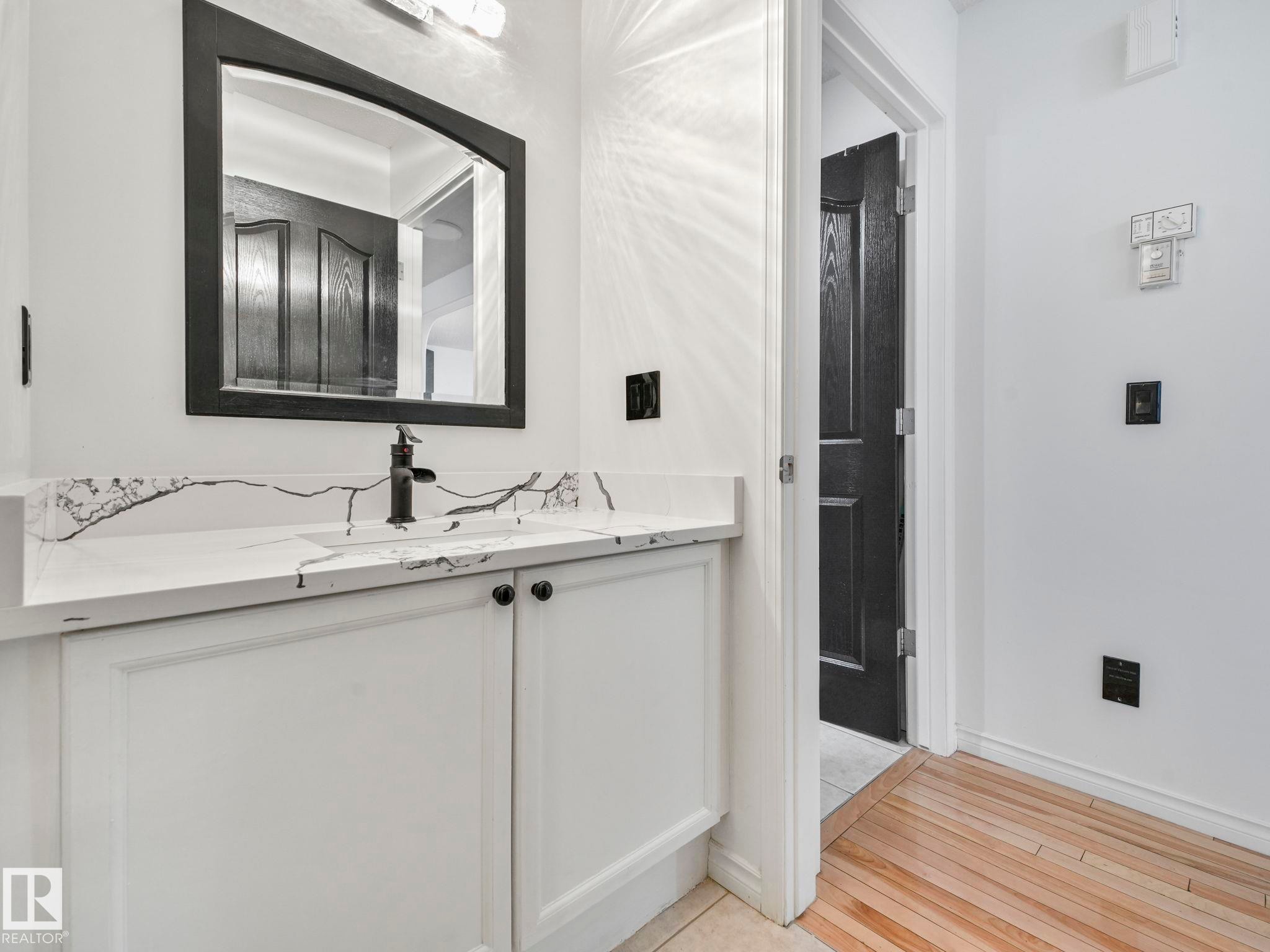 20115 46 Avenue, Edmonton, AB - Indoor Photo Showing Bathroom